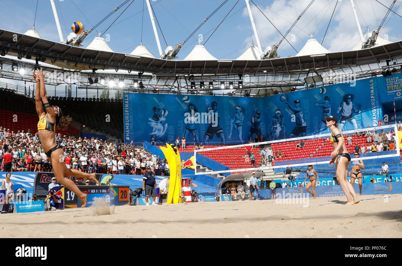 Hambourg, Allemagne. Août 18, 2018. Volley-ball/beach : World Tour, les femmes - Sude/Laboureur (Giessen/Stuttgart) - Salgado/Antonelli (Brésil). Chantal Laboureur (avant l) et Julia Sude (/r) contre Maria Elisa Antonelli (l) de retour et Carolina Solberg Salgado (retour r). Credit : Georg Wendt/dpa/Alamy Live News Banque D'Images