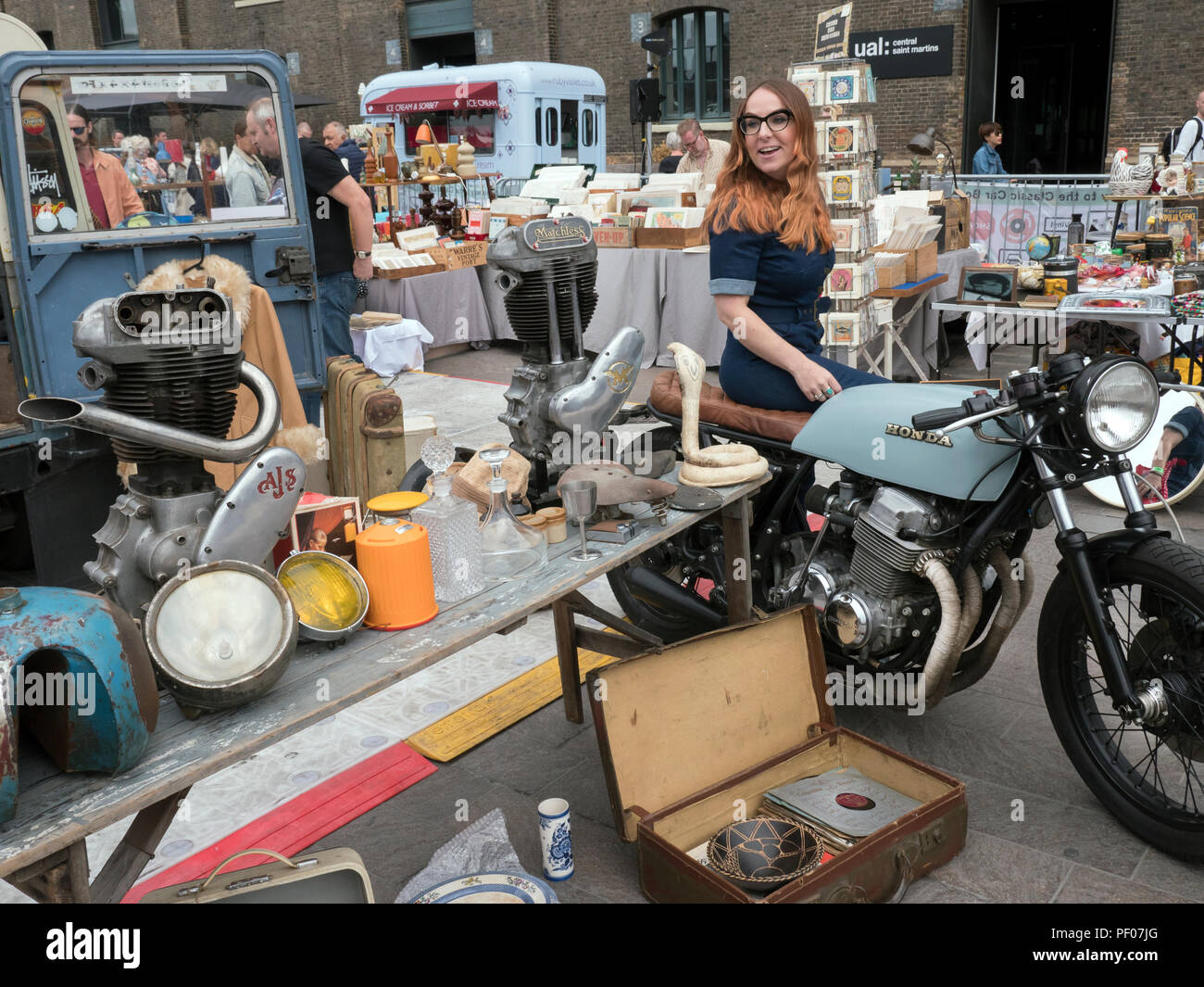 Londres, Royaume-Uni. 18 août 2018. Échoppe de marché classique et de course a ' Classic Car Boot Sale' au grenier Sq Kings Cross Londres UK 18/08/2018 Credit : Cabanel/Alamy Live News Banque D'Images