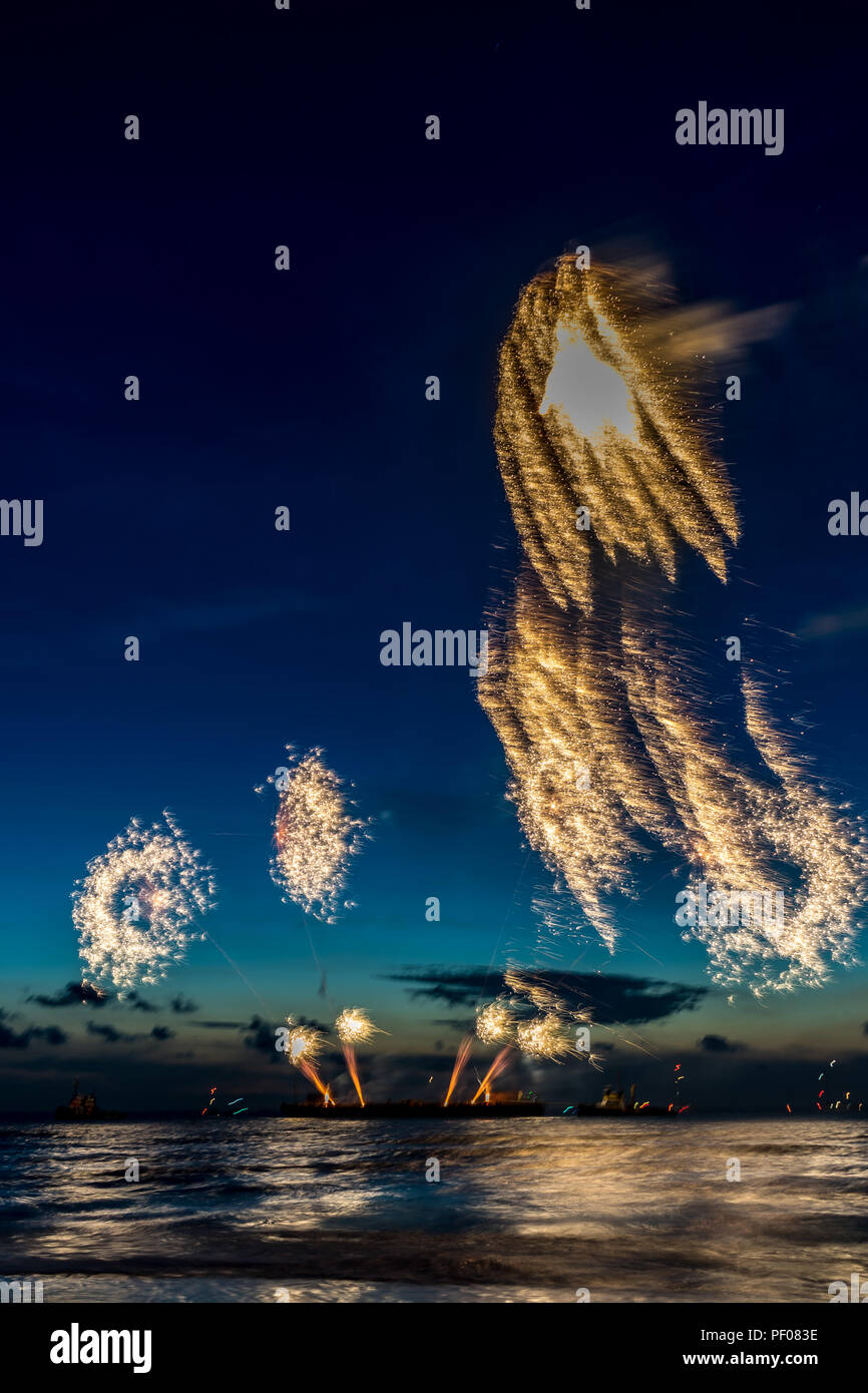 Den Haag, Pays-Bas. 17 août 2018. L'été de l'événement annuel d'artifice à la plage de Scheveningen à La Haye le 17 août, La Haye, Pays-Bas, Europe, Fireworks par pays Pays-Bas : SkandaRamana Crédit/Alamy Live News Banque D'Images