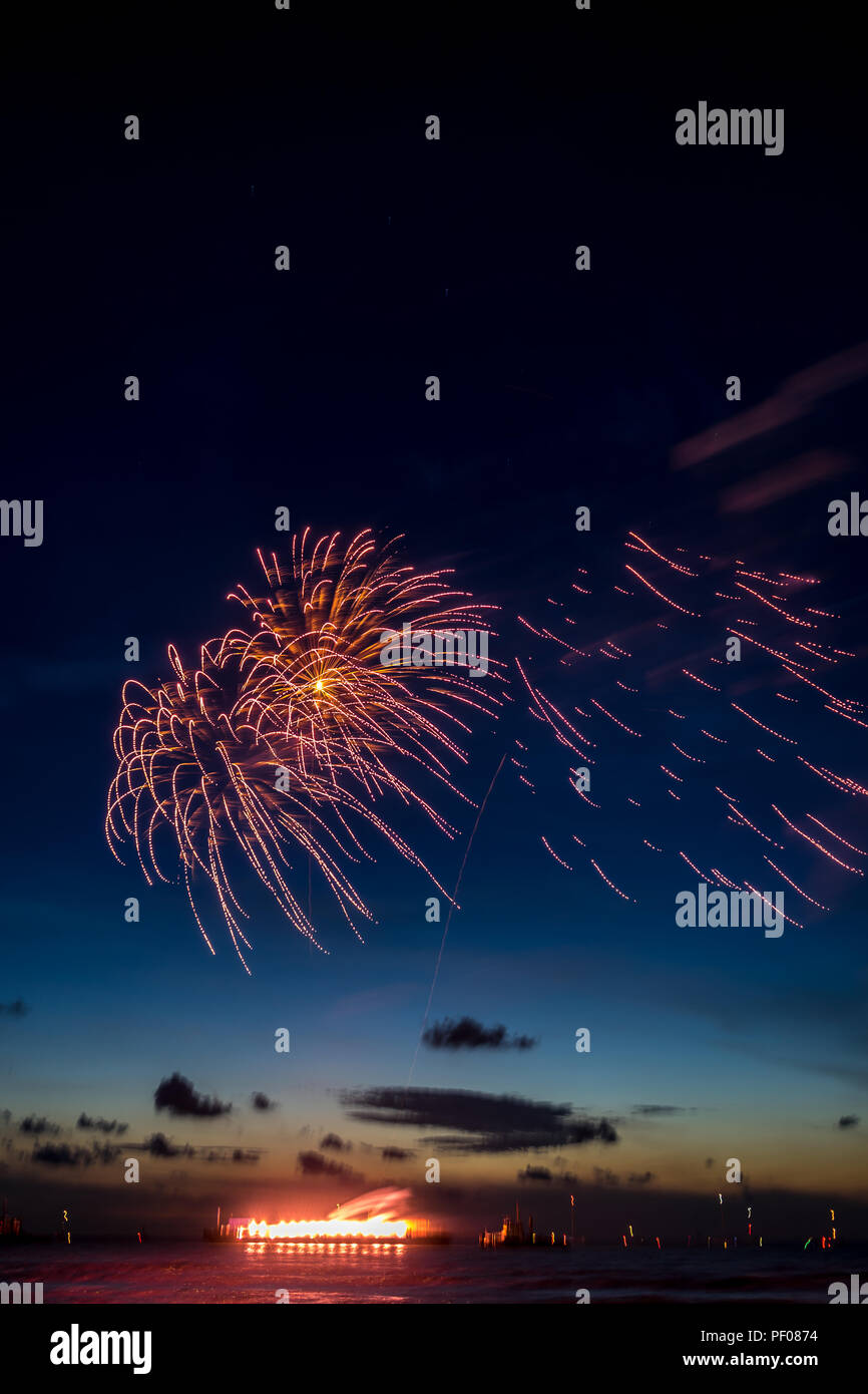 Den Haag, Pays-Bas. 17 août 2018. L'été de l'événement annuel d'artifice à la plage de Scheveningen à La Haye le 17 août, La Haye, Pays-Bas, Europe, Fireworks par pays Pays-Bas : SkandaRamana Crédit/Alamy Live News Banque D'Images