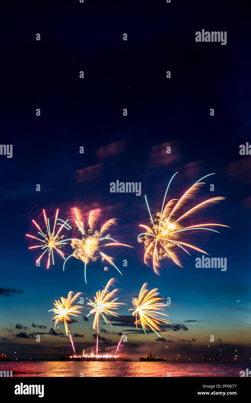 Den Haag, Pays-Bas. 17 août 2018. L'été de l'événement annuel d'artifice à la plage de Scheveningen à La Haye le 17 août, La Haye, Pays-Bas, Europe, Fireworks par pays Pays-Bas : SkandaRamana Crédit/Alamy Live News Banque D'Images