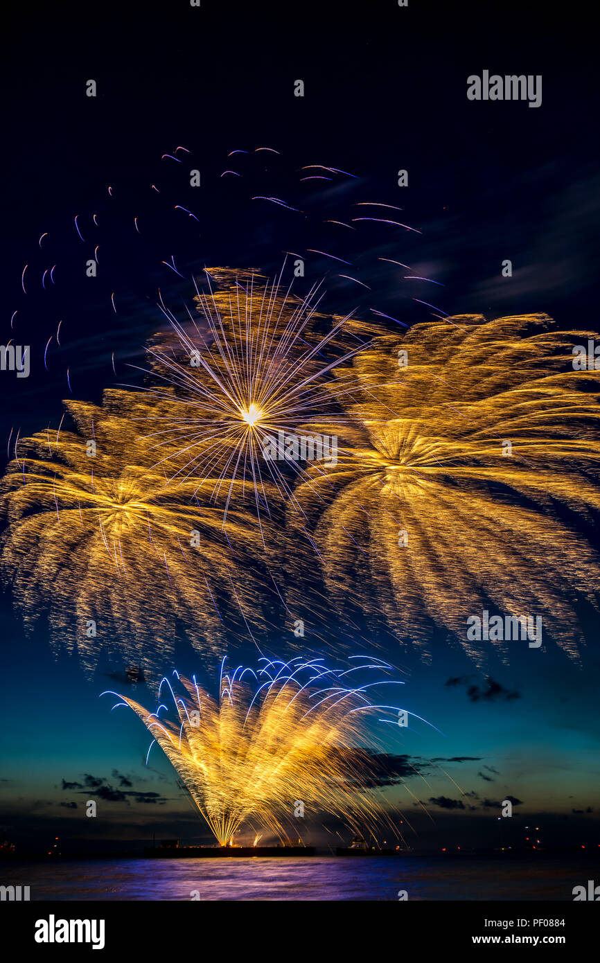 Den Haag, Pays-Bas. 17 août 2018. L'été de l'événement annuel d'artifice à la plage de Scheveningen à La Haye le 17 août, La Haye, Pays-Bas, Europe, Fireworks par pays Pays-Bas : SkandaRamana Crédit/Alamy Live News Banque D'Images