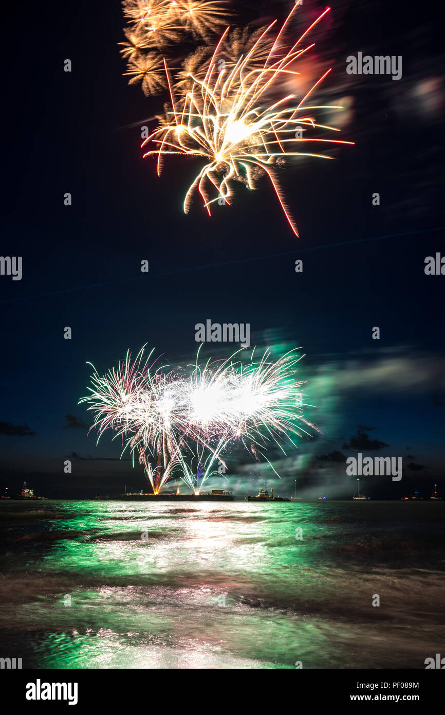 La Haye, Pays-Bas. 17 août 2018. L'été de l'événement annuel d'artifice à la plage de Scheveningen à La Haye le 17 août, La Haye, Pays-Bas, Europe, Fireworks par pays Belgique Crédit : SkandaRamana/Alamy Live News Banque D'Images