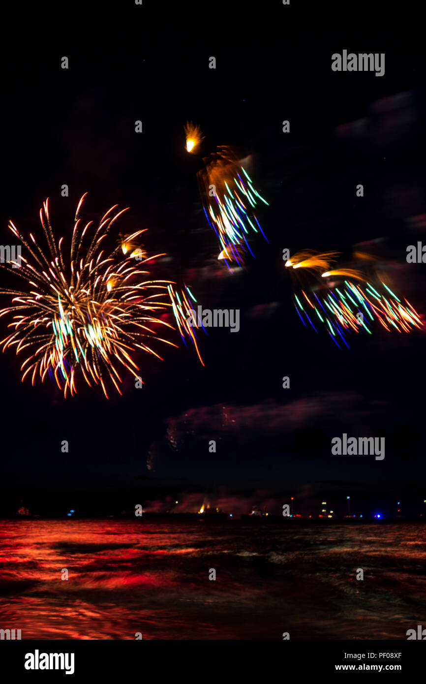 La Haye, Pays-Bas. 18 août 2018. L'été de l'événement annuel d'artifice à la plage de Scheveningen à La Haye le 17 août, La Haye, Pays-Bas, Europe, Fireworks par pays Allemagne Crédit : SkandaRamana/Alamy Live News Banque D'Images