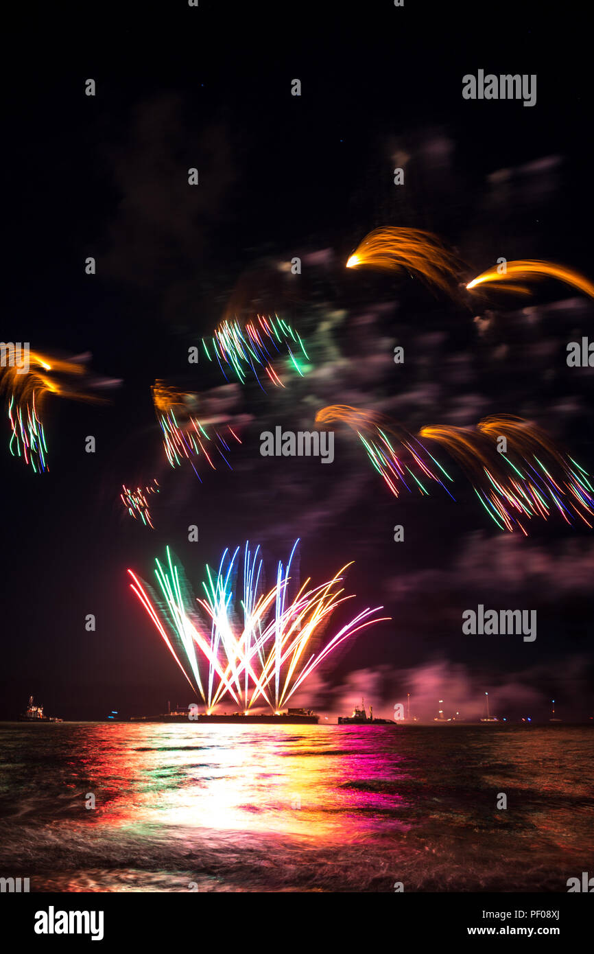 La Haye, Pays-Bas. 18 août 2018. L'été de l'événement annuel d'artifice à la plage de Scheveningen à La Haye le 17 août, La Haye, Pays-Bas, Europe, Fireworks par pays Allemagne Crédit : SkandaRamana/Alamy Live News Banque D'Images