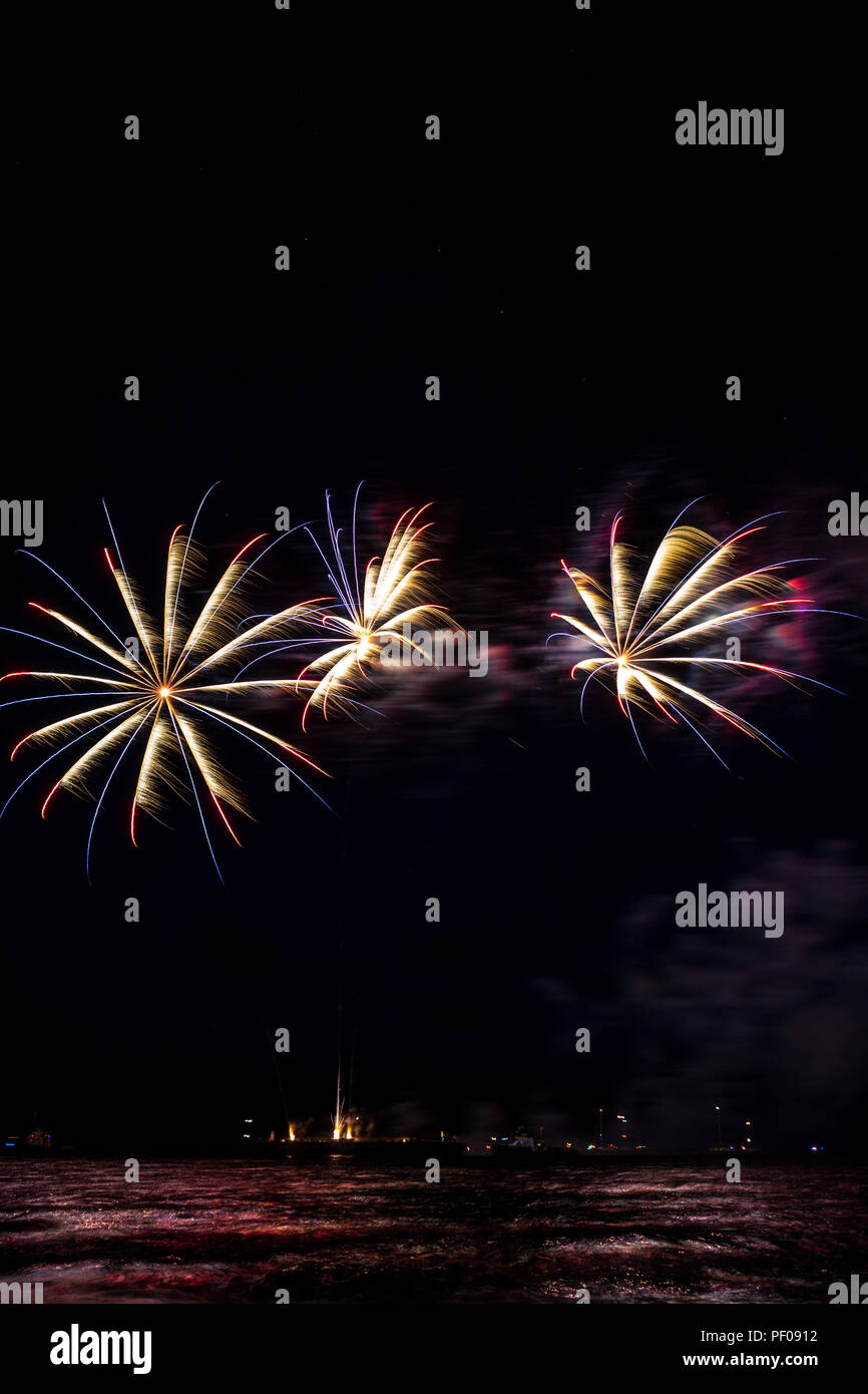 La Haye, Pays-Bas. 18 août 2018. L'été de l'événement annuel d'artifice à la plage de Scheveningen à La Haye le 17 août, La Haye, Pays-Bas, Europe, Fireworks par pays Allemagne Crédit : SkandaRamana/Alamy Live News Banque D'Images
