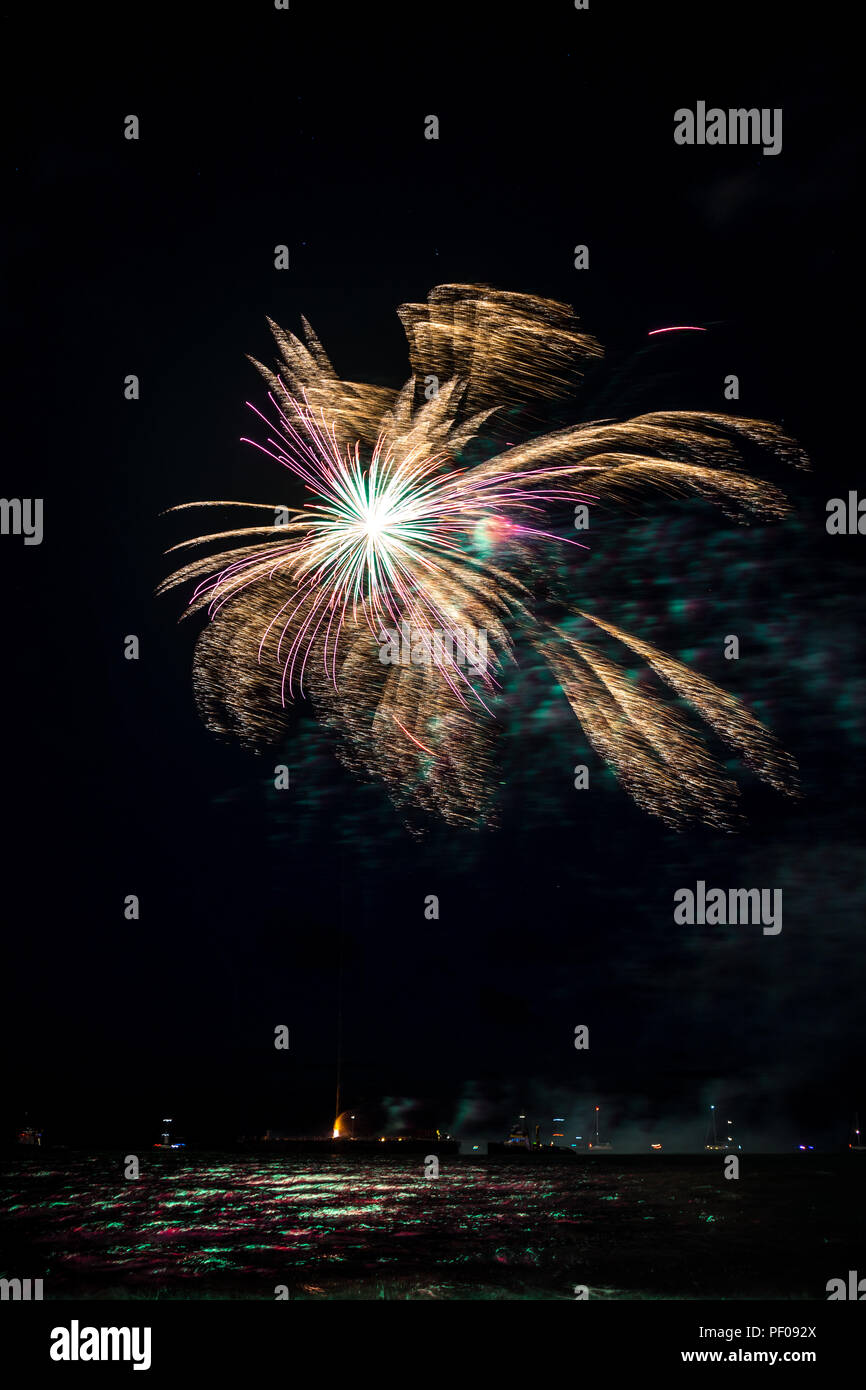 La Haye, Pays-Bas. 18 août 2018. L'été de l'événement annuel d'artifice à la plage de Scheveningen à La Haye le 17 août, La Haye, Pays-Bas, Europe, Fireworks par pays Allemagne Crédit : SkandaRamana/Alamy Live News Banque D'Images