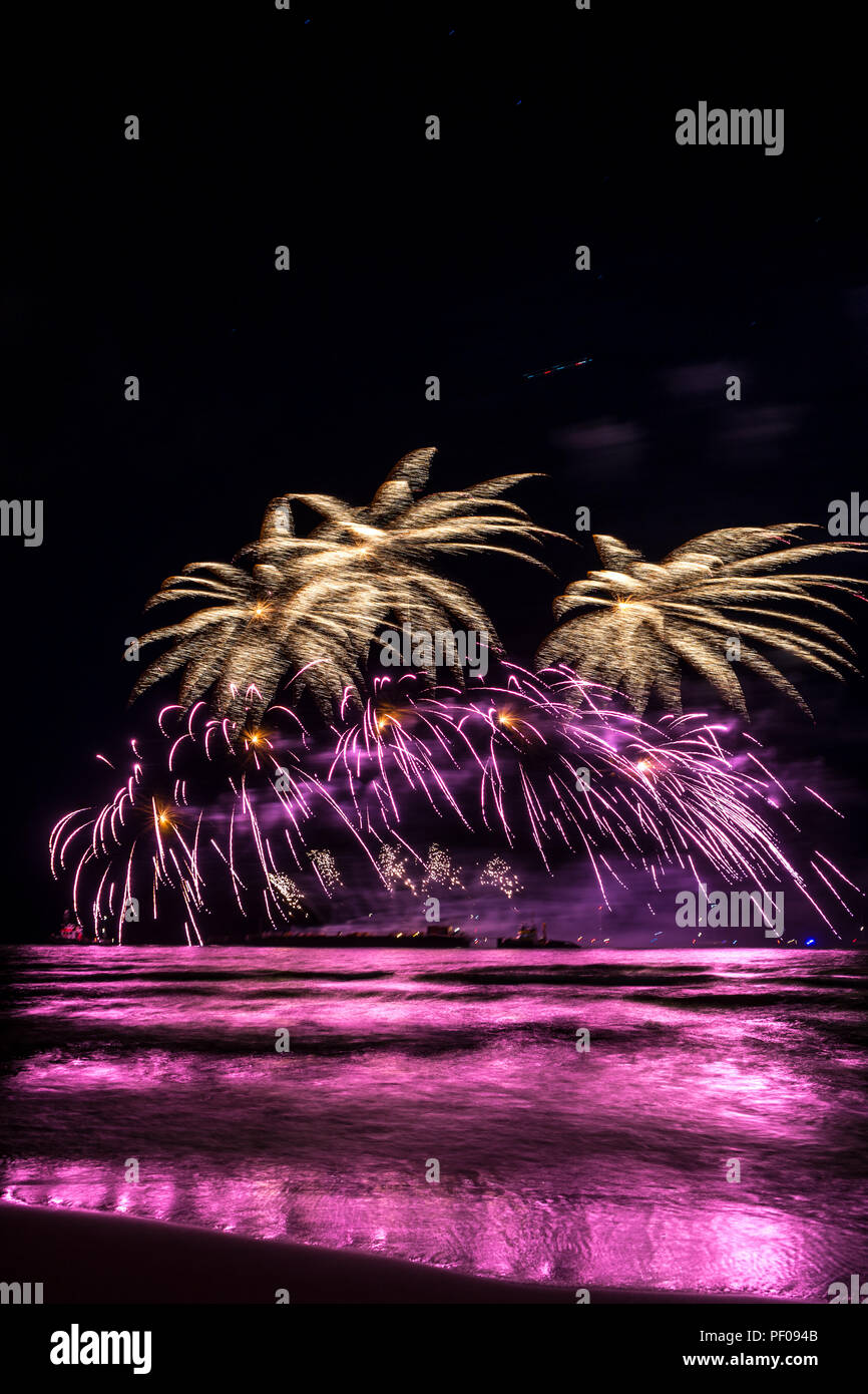 La Haye, Pays-Bas. 18 août 2018. L'été de l'événement annuel d'artifice à la plage de Scheveningen à La Haye le 17 août, La Haye, Pays-Bas, Europe, Fireworks par pays Allemagne Crédit : SkandaRamana/Alamy Live News Banque D'Images