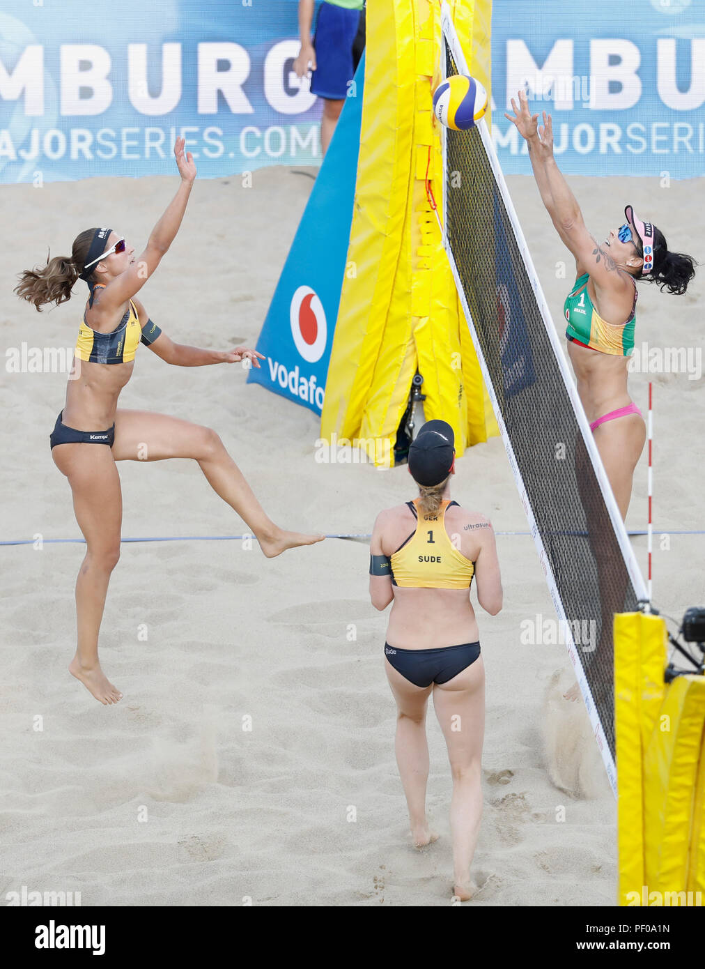 Hambourg, Allemagne. Août 18, 2018. Volley-ball/beach : World Tour, quarts de finale, les femmes, Bednarczuk/Lisboa Santos (Brésil) - Sude/Laboureur (Giessen/Stuttgart). Chantal Laboureur (l) et Julia Sude (c) contre Agatha Bednarczuk. Credit : Georg Wendt/dpa/Alamy Live News Crédit : afp photo alliance/Alamy Live News Banque D'Images