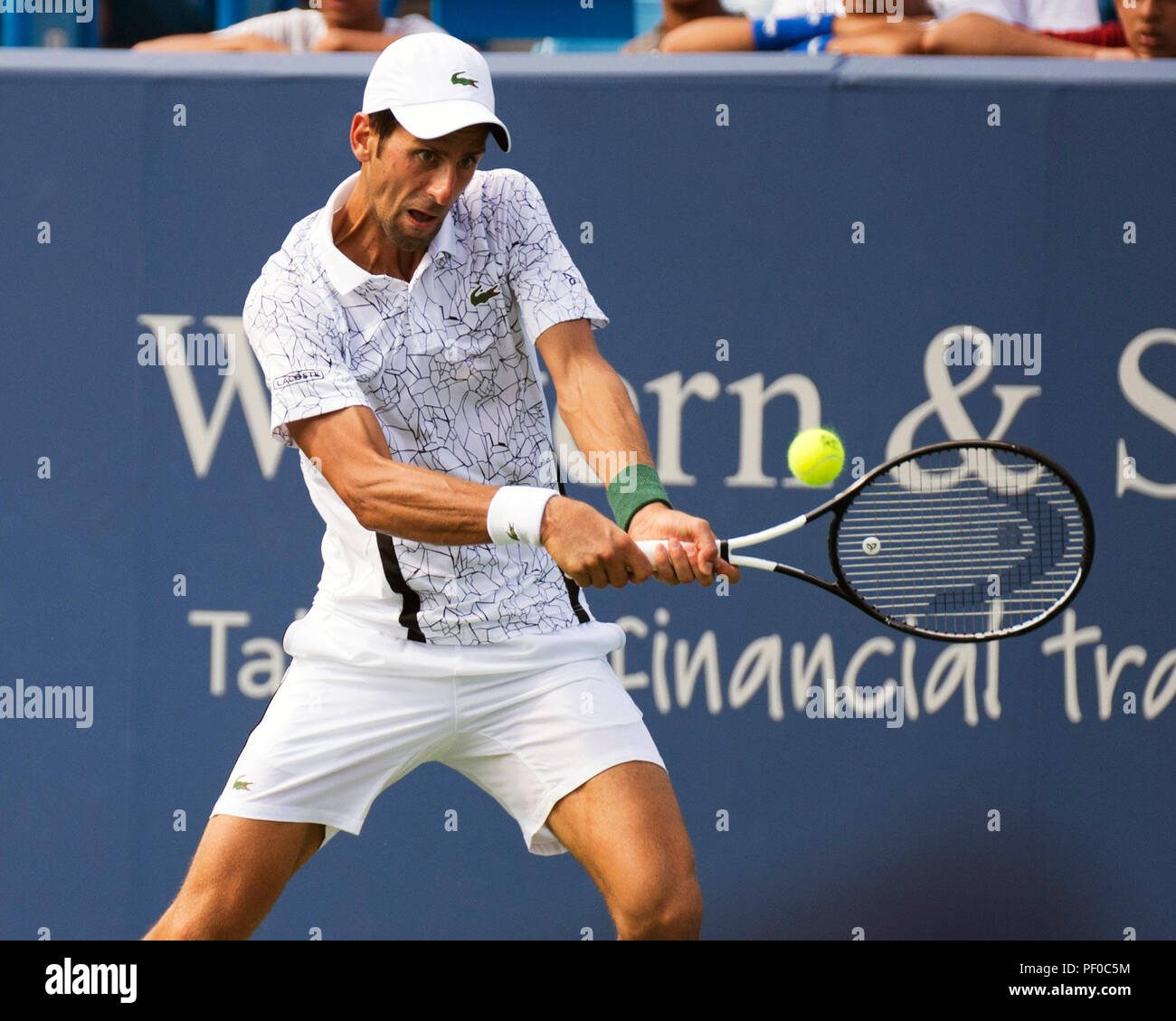 L'Ohio, aux États-Unis. 18 août 2018. Novak Djokovic (SRB) frappe la balle à Marin Cilic (CRO) la région du sud-ouest de l'ouvrir à Mason, Ohio, USA. Brent Clark/Alamy Live News Banque D'Images