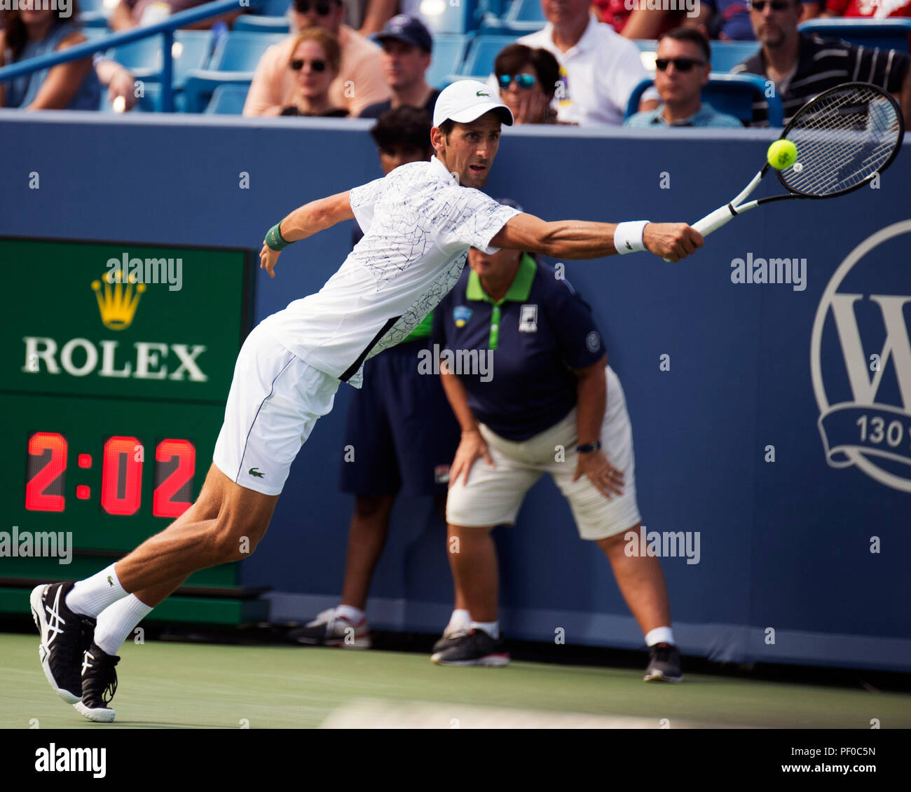 L'Ohio, aux États-Unis. 18 août 2018. Novak Djokovic (SRB) frappe la balle à Marin Cilic (CRO) la région du sud-ouest de l'ouvrir à Mason, Ohio, USA. Brent Clark/Alamy Live News Banque D'Images