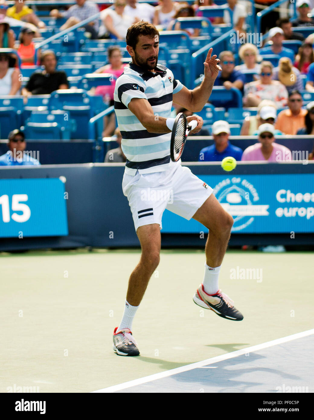 L'Ohio, aux États-Unis. 18 août 2018. Marin Cilic (CRO) frappe la balle retour à Novak Djokovic (SRB) à la région du sud-ouest de l'ouvrir à Mason, Ohio, USA. Brent Clark/Alamy Live News Banque D'Images
