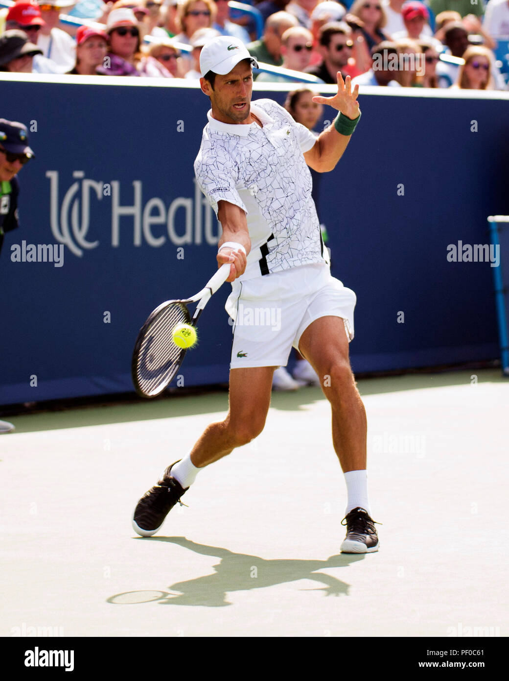 L'Ohio, aux États-Unis. 18 août 2018. Novak Djokovic (SRB) frappe la balle à Marin Cilic (CRO) la région du sud-ouest de l'ouvrir à Mason, Ohio, USA. Brent Clark/Alamy Live News Banque D'Images