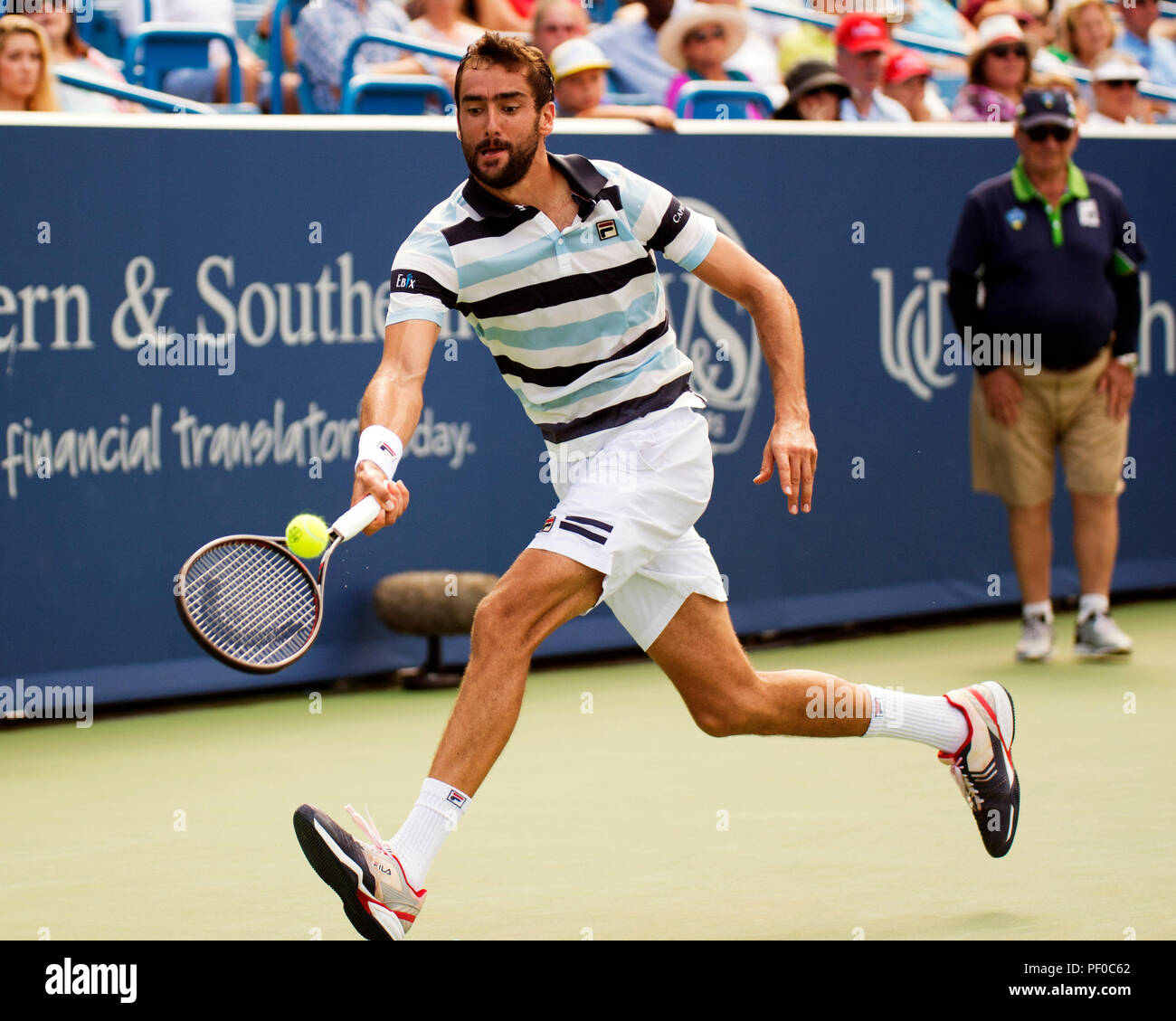 L'Ohio, aux États-Unis. 18 août 2018. Marin Cilic (CRO) frappe la balle retour à Novak Djokovic (SRB) à la région du sud-ouest de l'ouvrir à Mason, Ohio, USA. Brent Clark/Alamy Live News Banque D'Images