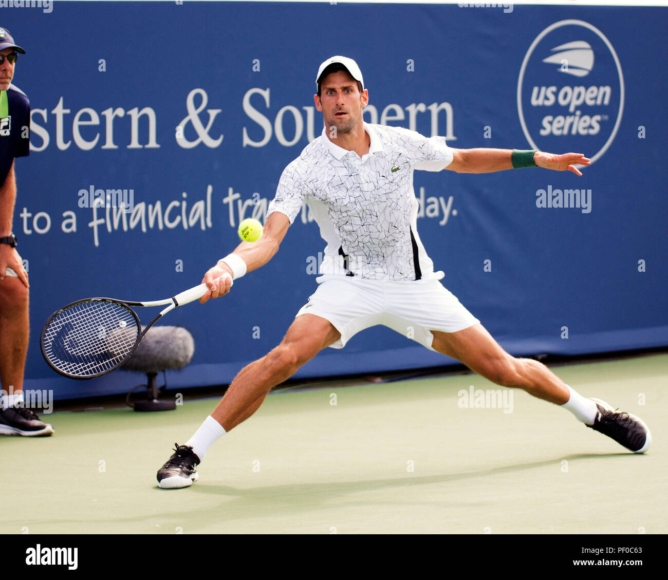 L'Ohio, aux États-Unis. 18 août 2018. Novak Djokovic (SRB) frappe la balle à Marin Cilic (CRO) la région du sud-ouest de l'ouvrir à Mason, Ohio, USA. Brent Clark/Alamy Live News Banque D'Images