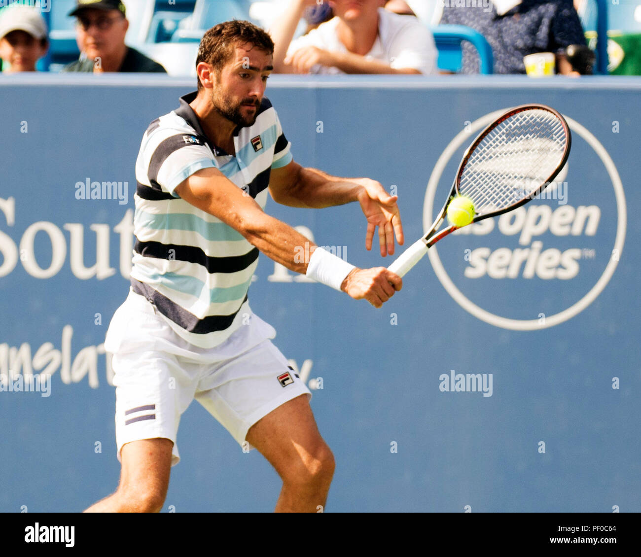 L'Ohio, aux États-Unis. 18 août 2018. Marin Cilic (CRO) frappe la balle retour à Novak Djokovic (SRB) à la région du sud-ouest de l'ouvrir à Mason, Ohio, USA. Brent Clark/Alamy Live News Banque D'Images