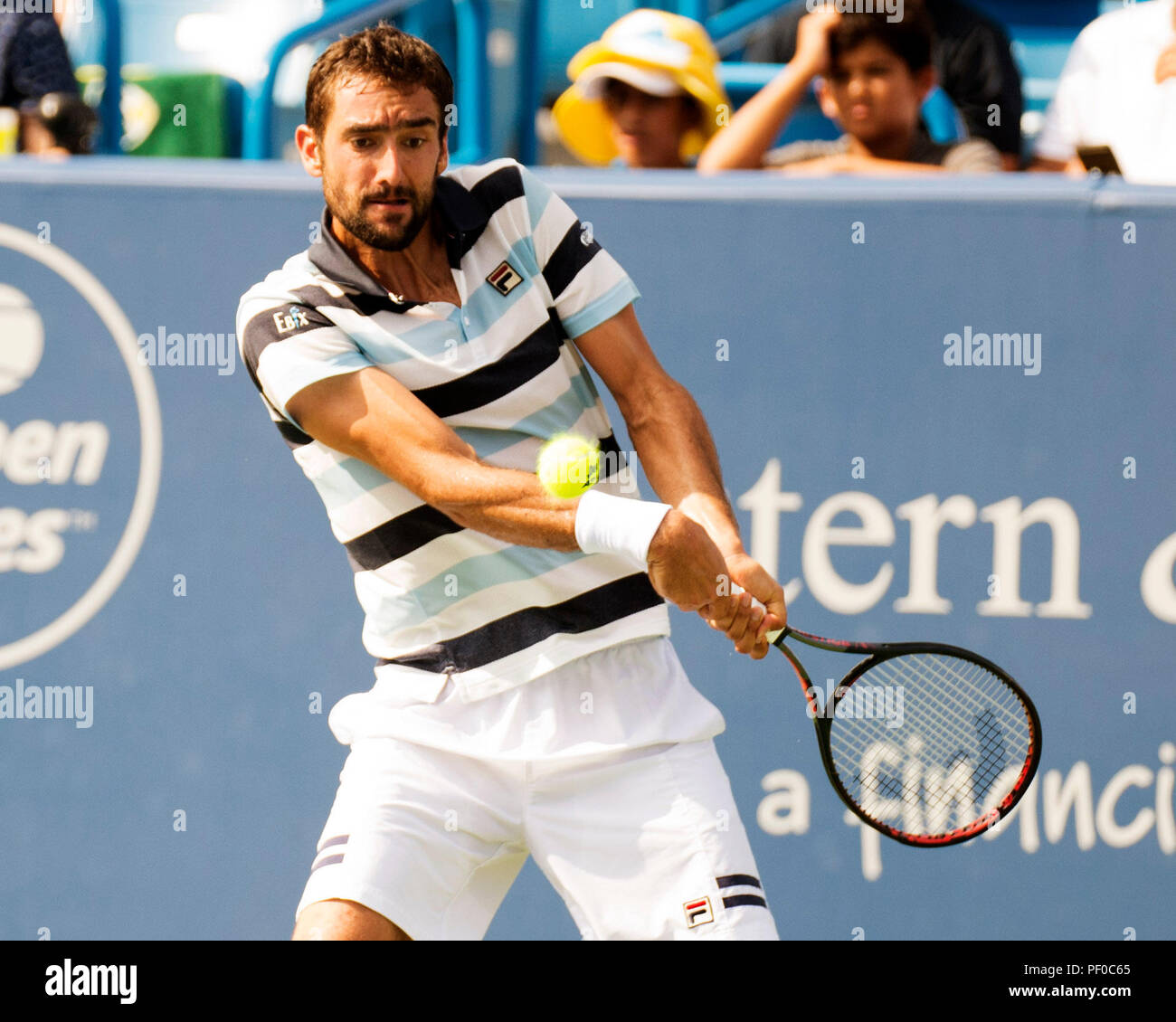 L'Ohio, aux États-Unis. 18 août 2018. Marin Cilic (CRO) frappe la balle retour à Novak Djokovic (SRB) à la région du sud-ouest de l'ouvrir à Mason, Ohio, USA. Brent Clark/Alamy Live News Banque D'Images
