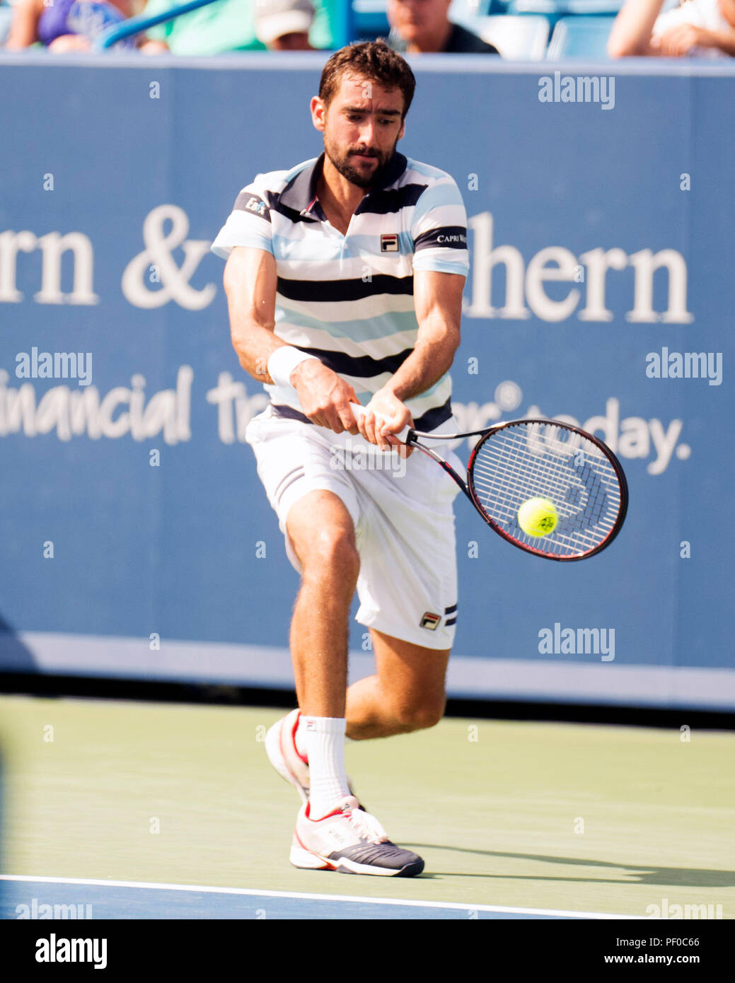 L'Ohio, aux États-Unis. 18 août 2018. Marin Cilic (CRO) frappe la balle retour à Novak Djokovic (SRB) à la région du sud-ouest de l'ouvrir à Mason, Ohio, USA. Brent Clark/Alamy Live News Banque D'Images