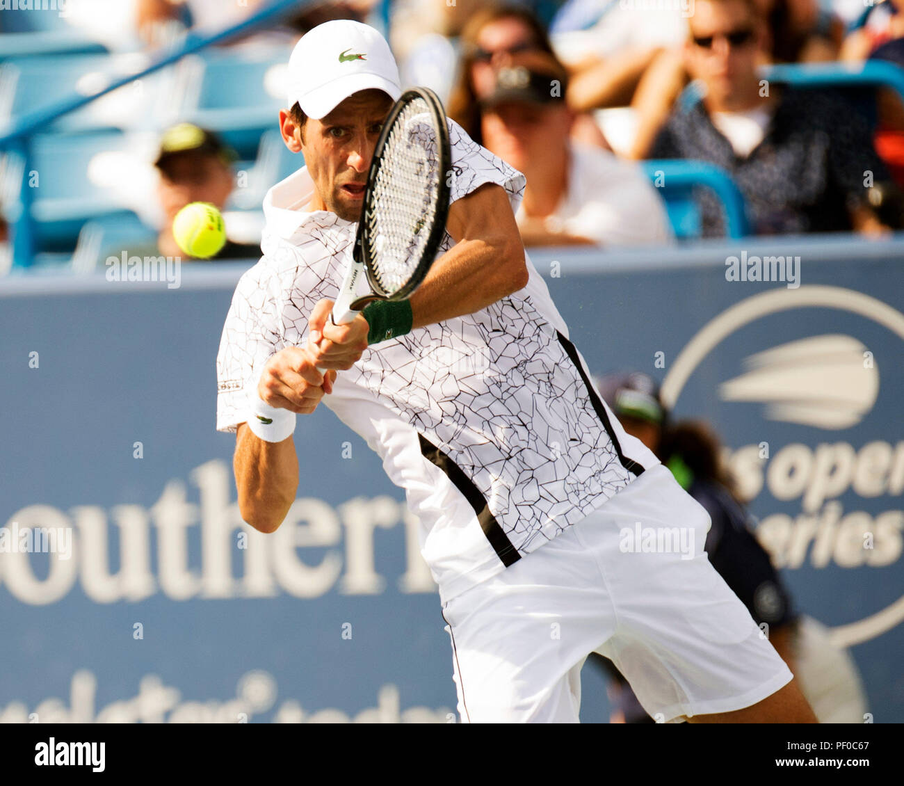L'Ohio, aux États-Unis. 18 août 2018. Novak Djokovic (SRB) frappe la balle à Marin Cilic (CRO) la région du sud-ouest de l'ouvrir à Mason, Ohio, USA. Brent Clark/Alamy Live News Banque D'Images