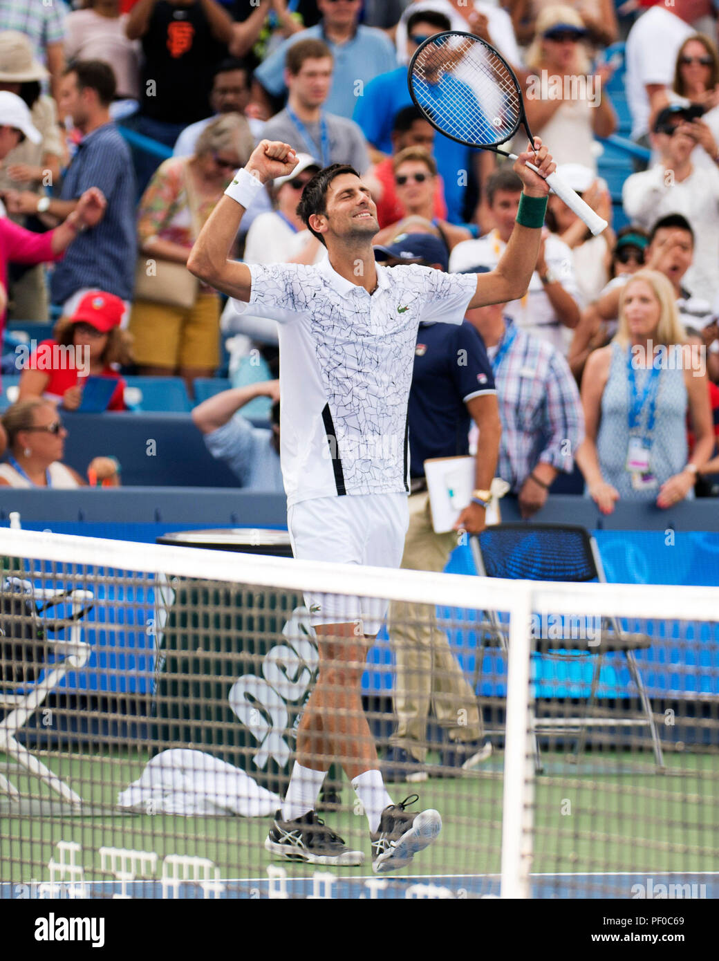 L'Ohio, aux États-Unis. 18 août 2018. Novak Djokovic (SRB) célèbre sa victoire sur Marin Cilic (CRO) la région du sud-ouest de l'ouvrir à Mason, Ohio, USA. Brent Clark/Alamy Live News Banque D'Images