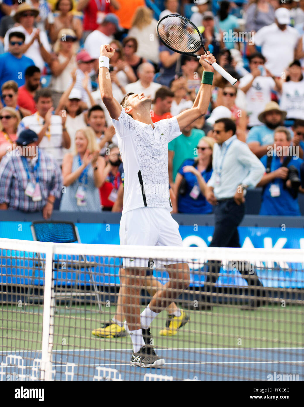 L'Ohio, aux États-Unis. 18 août 2018. Novak Djokovic (SRB) célèbre sa victoire sur Marin Cilic (CRO) la région du sud-ouest de l'ouvrir à Mason, Ohio, USA. Brent Clark/Alamy Live News Banque D'Images