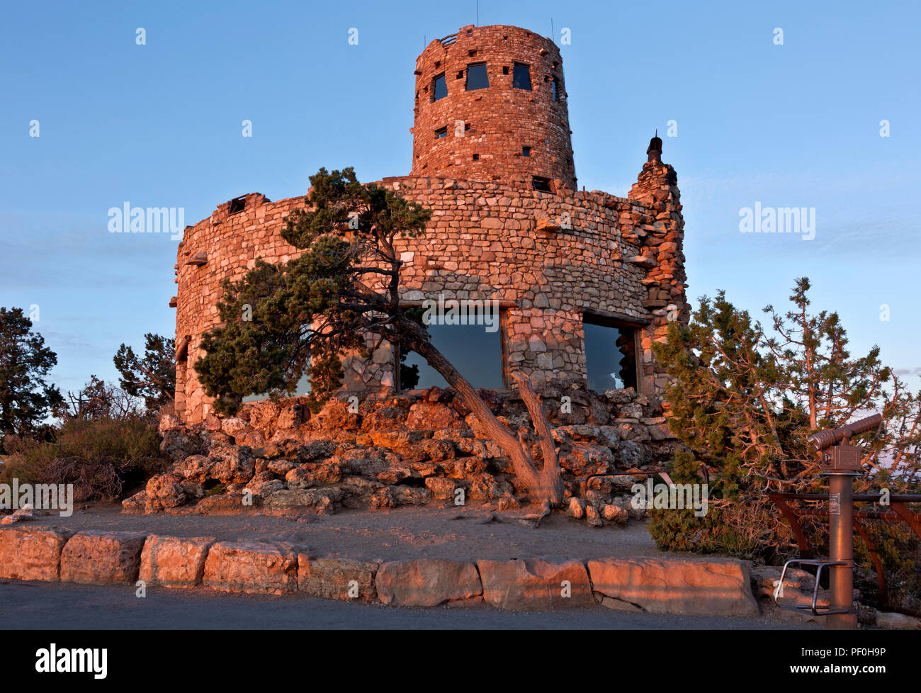 AZ00305-00...ARIAONA - Le Desert View Watchtower dans la lumière du soleil tôt le matin dans le Parc National du Grand Canyon. Banque D'Images AZ00305-00...ARIAONA - Le Desert View Watchtower dans la lumière du soleil tôt le matin dans le Parc National du Grand Canyon. Banque D'Images