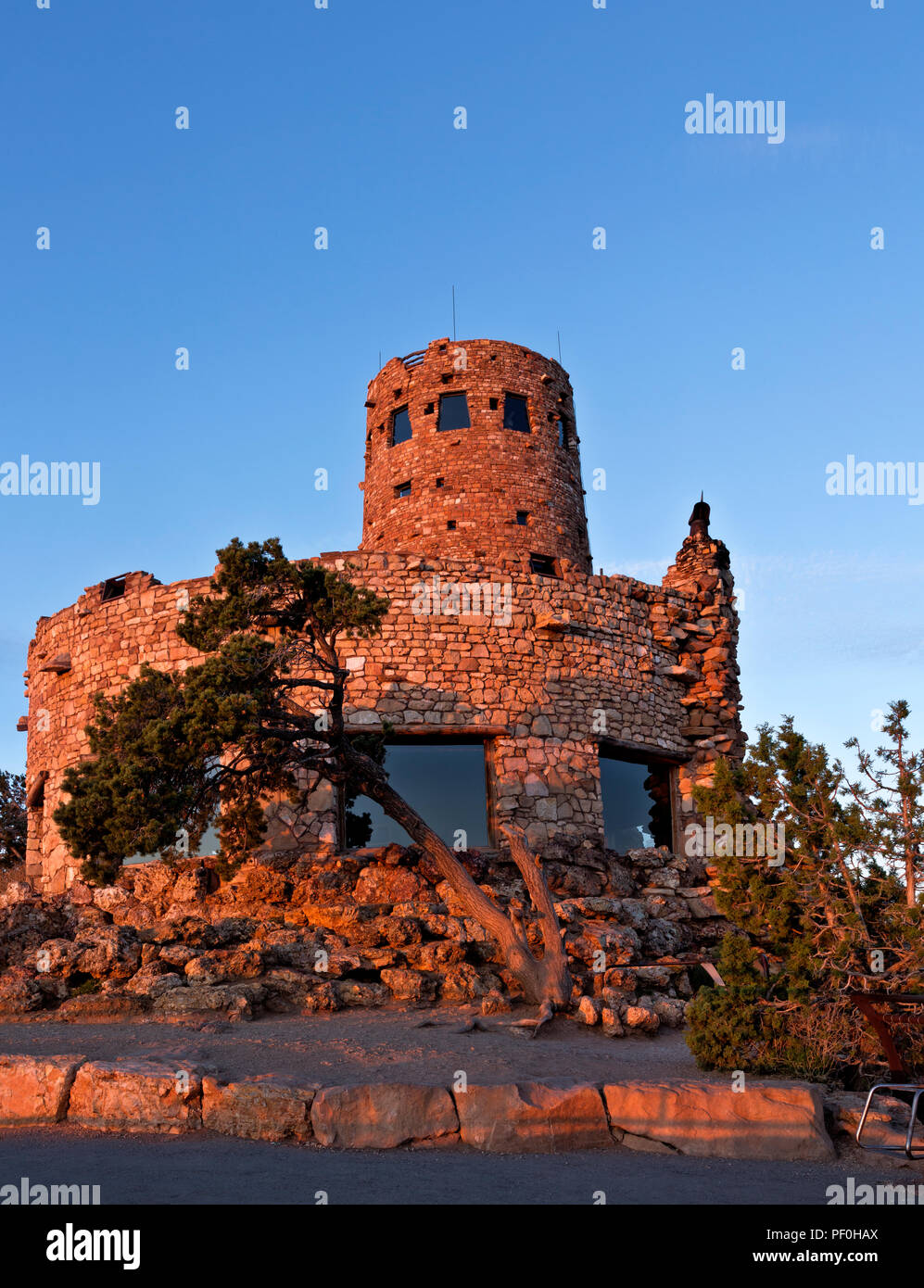 AZ00306-00...ARIAONA - Le Desert View Watchtower dans la lumière du soleil tôt le matin dans le Parc National du Grand Canyon. Banque D'Images AZ00306-00...ARIAONA - Le Desert View Watchtower dans la lumière du soleil tôt le matin dans le Parc National du Grand Canyon. Banque D'Images
