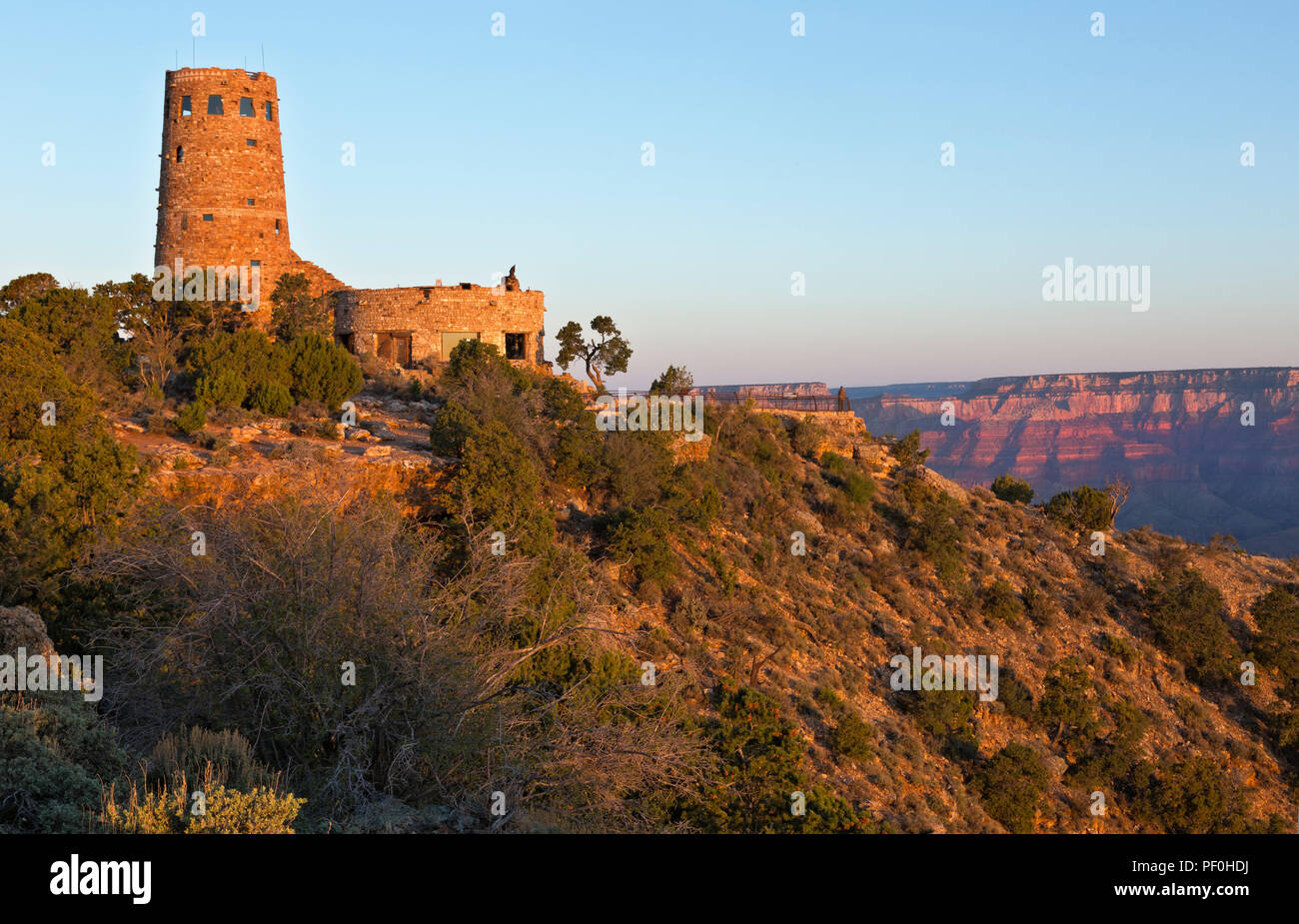 AZ00308-00...ARIAONA - Le Desert View Watchtower dans la lumière du soleil tôt le matin dans le Parc National du Grand Canyon. Banque D'Images AZ00308-00...ARIAONA - Le Desert View Watchtower dans la lumière du soleil tôt le matin dans le Parc National du Grand Canyon. Banque D'Images