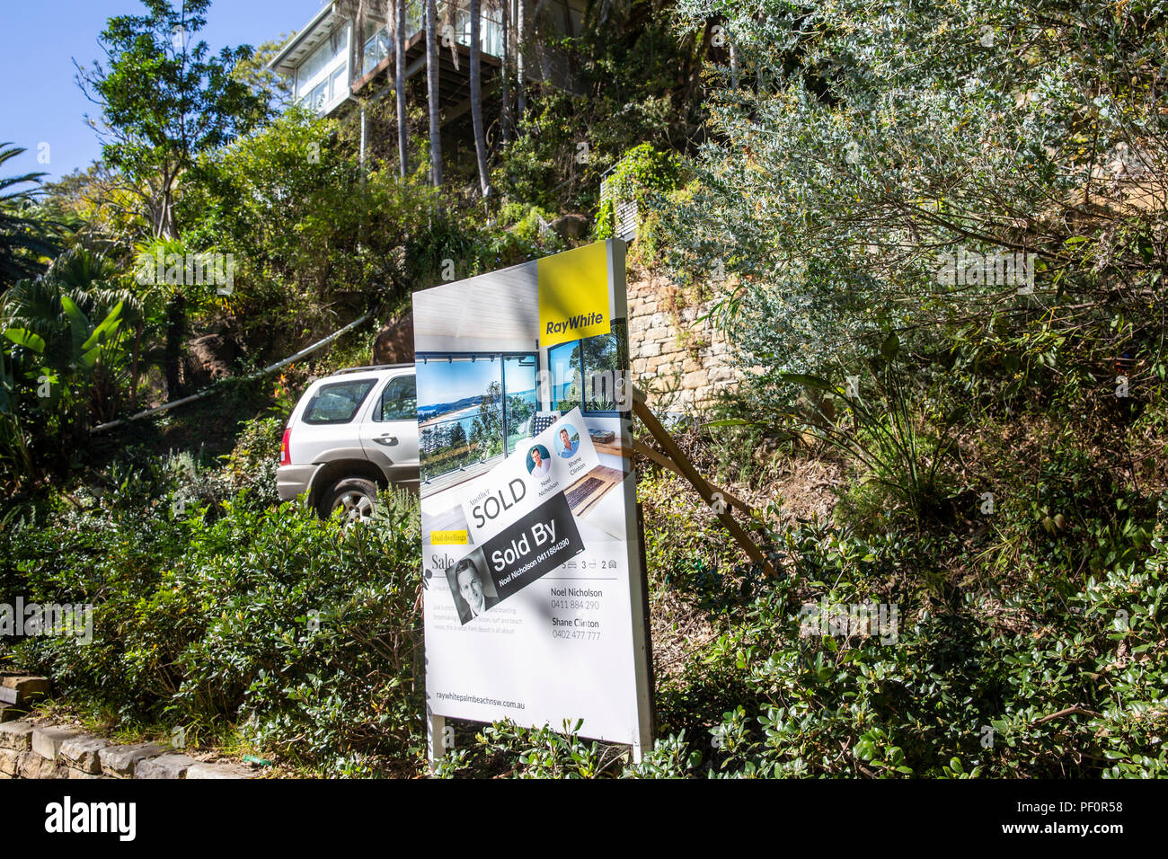 Accueil Résidentiel à Palm Beach avec les agents immobiliers vendus signe, plages du nord de Sydney, Australie Banque D'Images