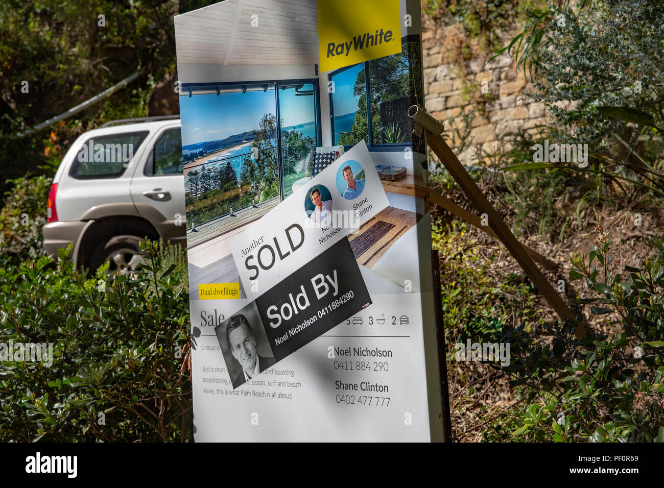 Vendu signe sur real estate board pour les immeubles résidentiels à whale beach, Sydney, Australie Banque D'Images