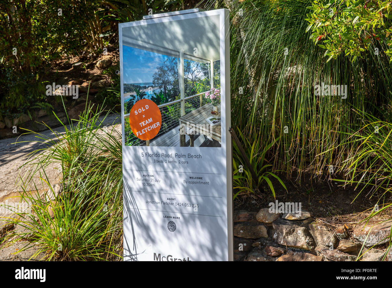 Accueil Résidentiel à Palm Beach avec les agents immobiliers vendus signe, plages du nord de Sydney, Australie Banque D'Images