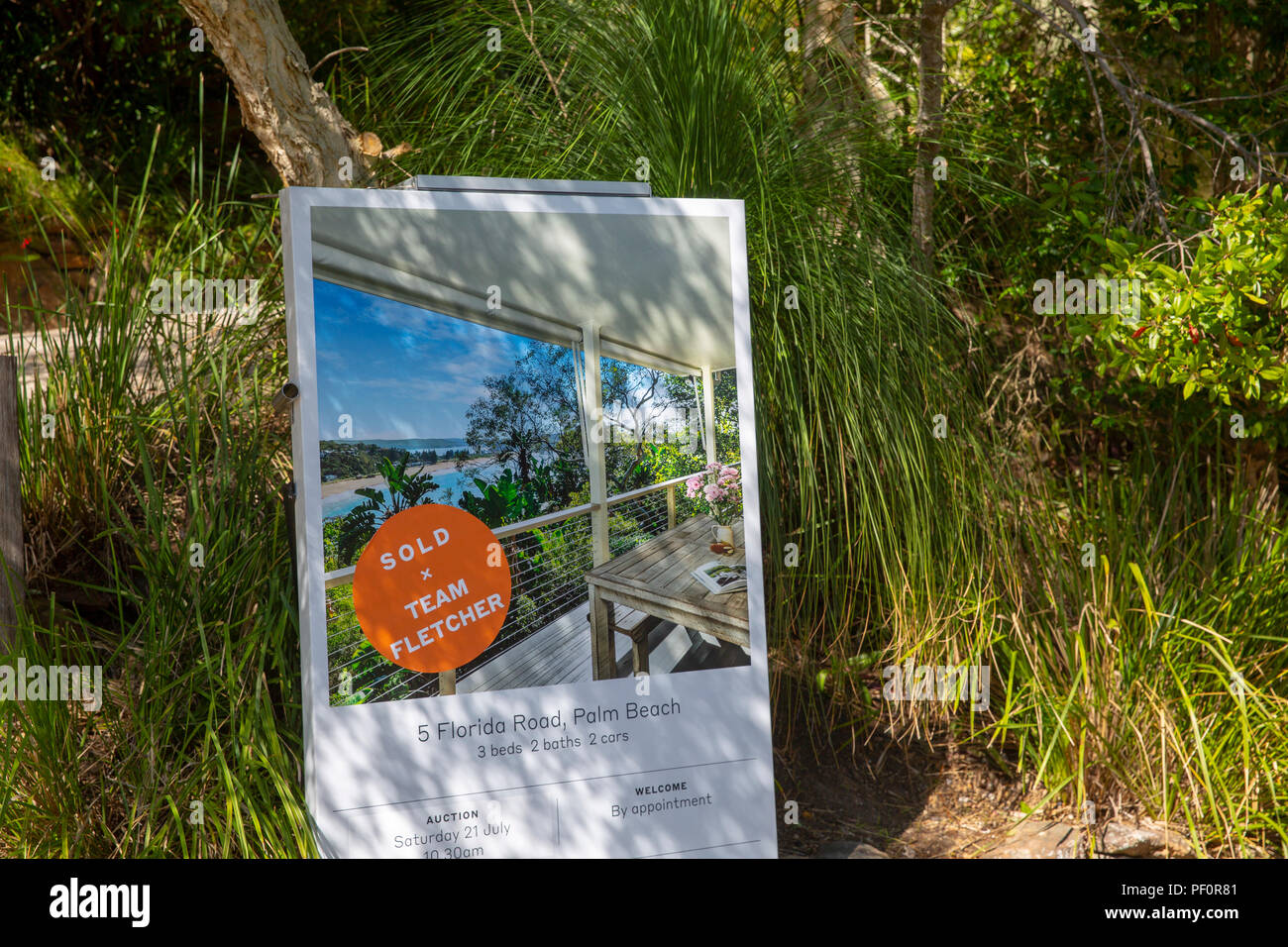 Accueil Résidentiel à Palm Beach avec les agents immobiliers vendus signe, plages du nord de Sydney, Australie Banque D'Images