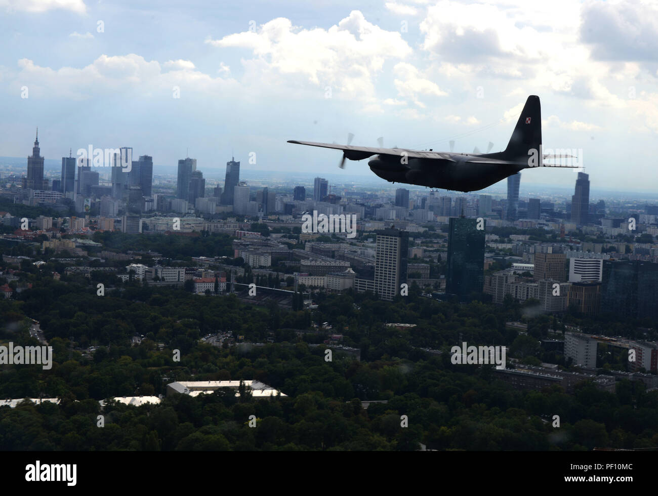 Un Polish Air Force C-130E avion vole au-dessus de Varsovie, Pologne, durant les festivités de la Journée des Forces armées, le 15 août 2018. L'autopont de l'événement a inclus des actifs de l'US Air Force. (U.S. Photo de l'Armée de l'air par la Haute Airman Joshua Magbanua) Banque D'Images