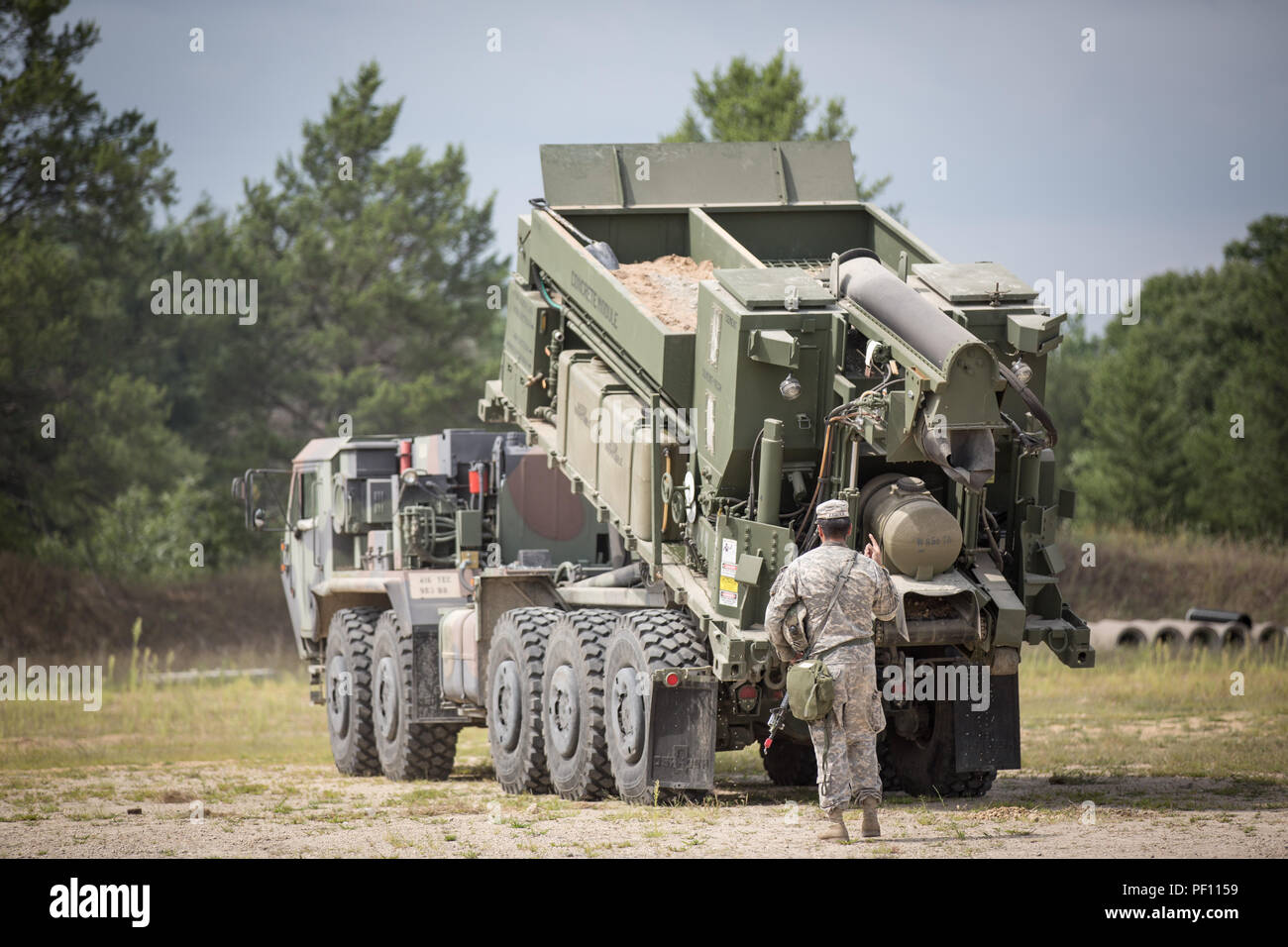 Des soldats de la réserve de l'Armée américaine du 943e détachement du génie, ingénieur, 416e commande sécurisé un M5-béton Mélangeur Mobile sur l'arrière d'un véhicule tactique léger moyen (LMTV) au cours de l'exercice de formation de soutien au combat (CSTX) 86-18-02 de Fort McCoy, au Wisconsin, le 16 août 2018. C'est la deuxième CSTX de l'été pour la 86e Division de la formation. L'CSTX exercice est un événement de formation de grande envergure où l'expérience des scénarios de formation tactique des unités spécialement conçu pour reproduire des missions. (U.S. Photo de la réserve de l'armée par la CPS. John Russell) Banque D'Images