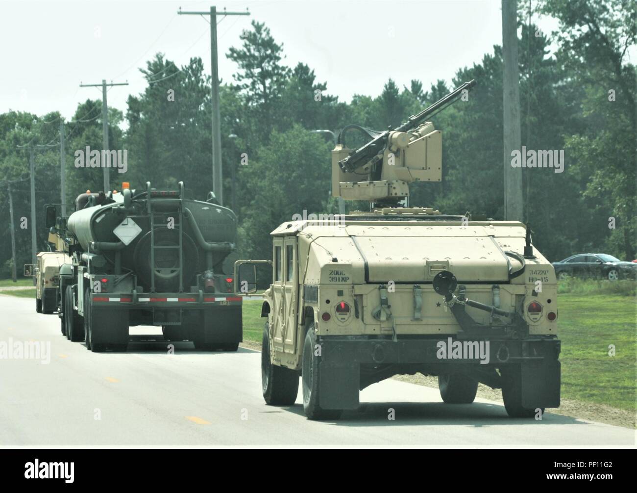 Les militaires du Fort McCoy, au Wisconsin, pour la participation à la 86e Division de formation Soutien au combat de l'exercice de formation 86-18-02 dur dans un convoi de véhicules militaires, 14 août 2018, dans le sud de la poste. La 86e est maintenant l'exercice dans le cadre de la réserve de l'Armée américaine du général commandant l'appui tactique Programme de formation. Des milliers de membres de service avec l'armée ainsi que d'autres services militaires et les militaires étrangers participent à l'exercice multinational, notamment Canadian armed forces membres. CSTX 86-18-02 est la deuxième des deux CSTXs par la 86e lieu à Fort McCoy cette année. (U.S. P de l'armée Banque D'Images