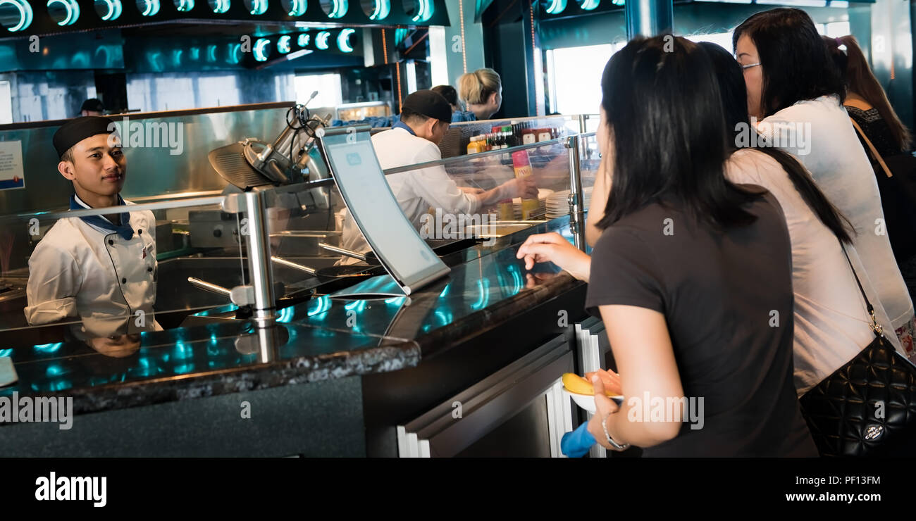 Ses intervenants à faire tôt le matin pour le petit-déjeuner dans l'immigration Carnival Cruise Line Banque D'Images