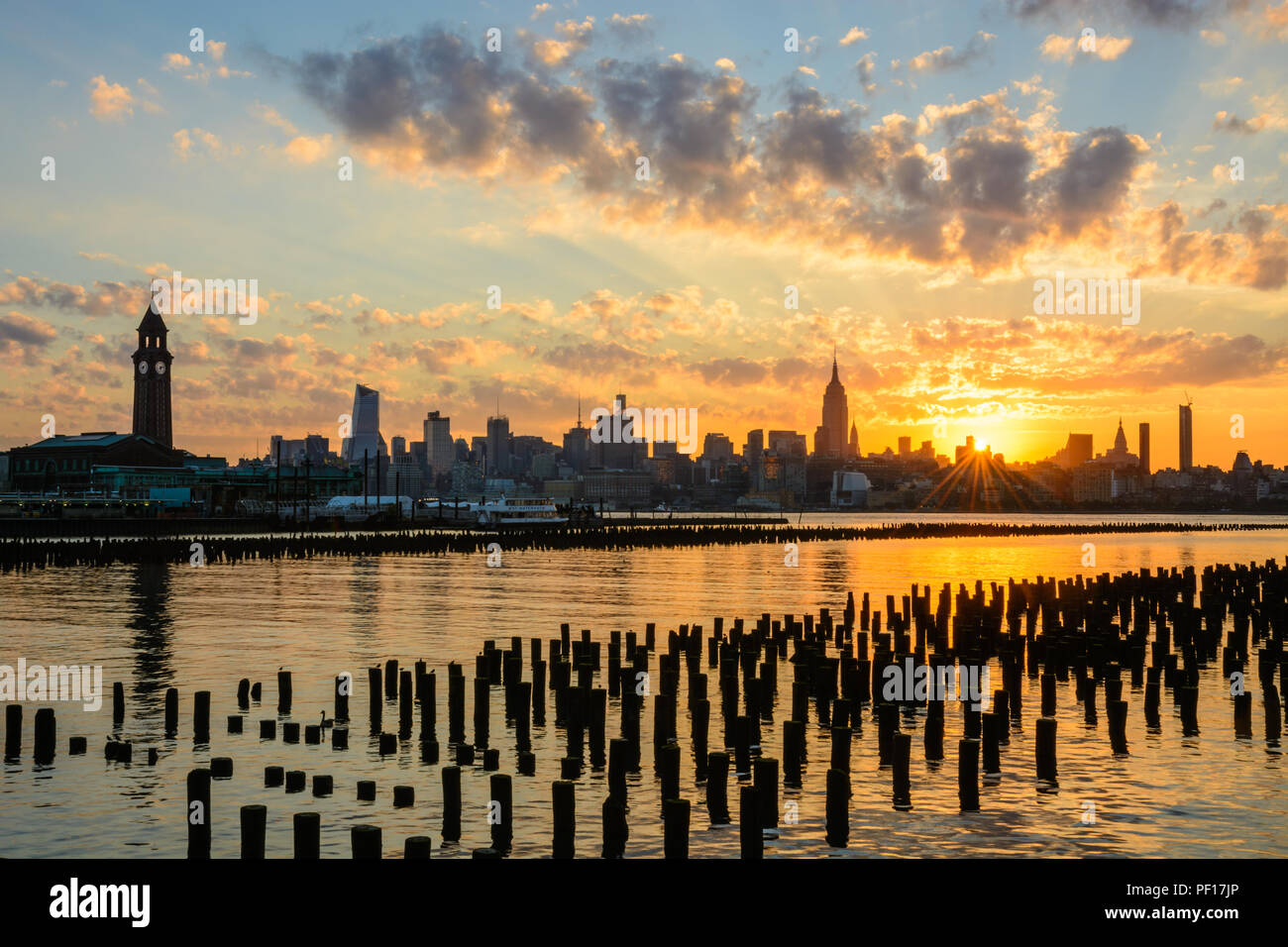 Le soleil se lève sur l'horizon de la ville de New York, vu de l'Hoboken, New Jersey waterfront. Banque D'Images