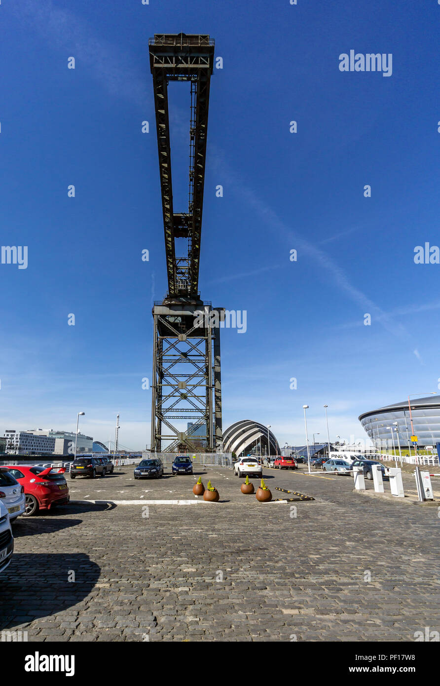 Finnieston Crane au bord de la rivière Clyde à Finnieston Quay Glasgow Scotland UK auprès de la SEC et Hydro Armadillo Banque D'Images