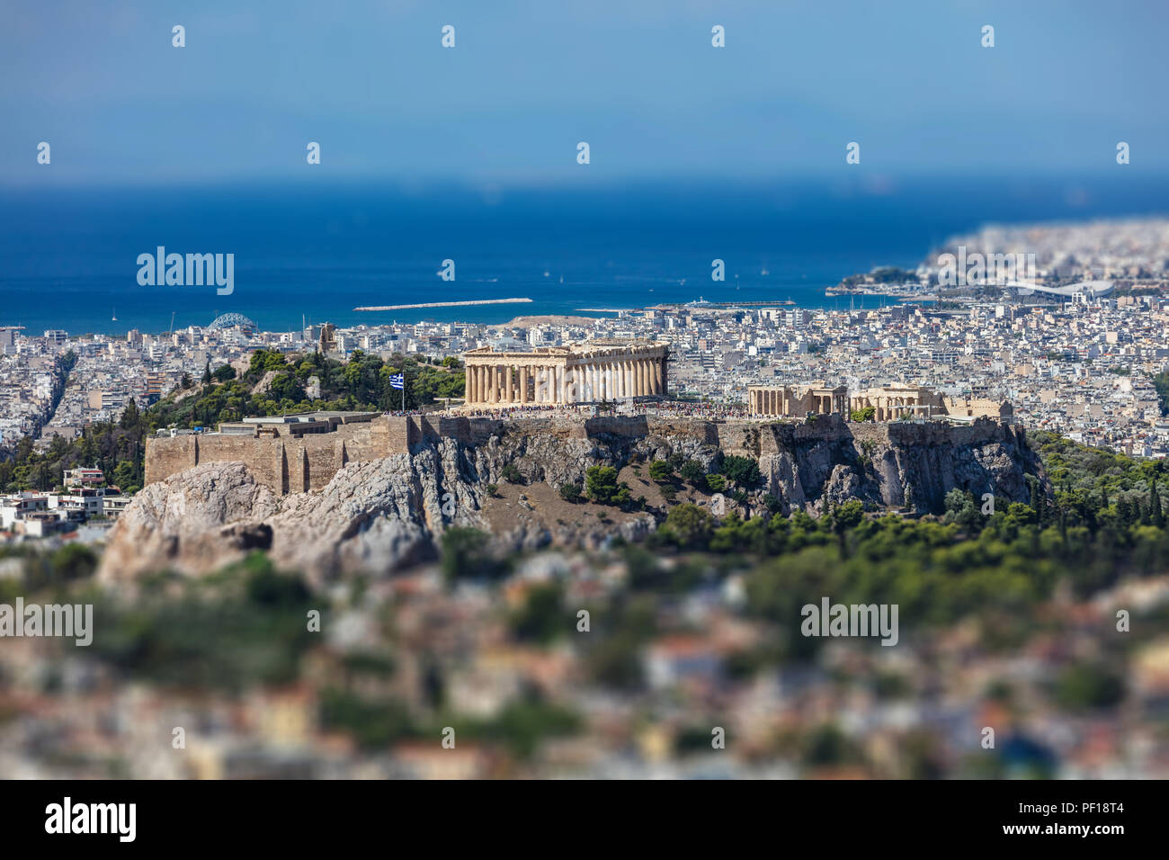 Athènes, Grèce. Acropole d'Athènes et de la ville Vue aérienne de la colline du Lycabette, Tilt-shift effet Banque D'Images