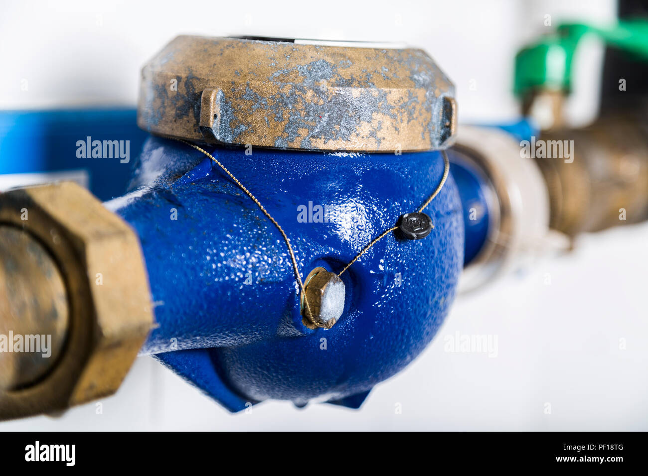 Les compteurs d'eau installé sur le tuyau d'eau et scellé Photo Stock -  Alamy