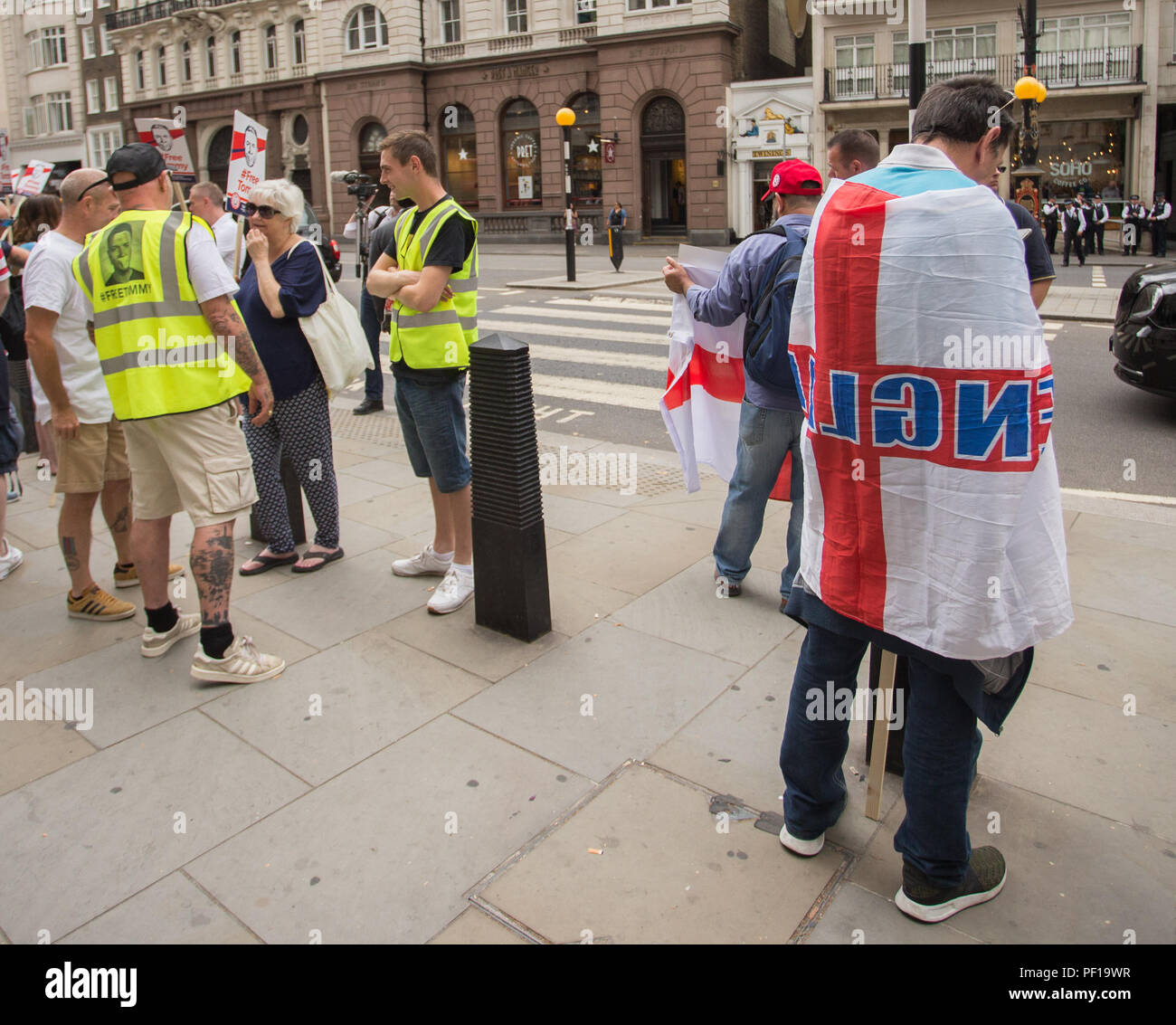 Les partisans de l'ancien leader de l'EDL Tommy Robinson, de son vrai nom Stephen Christopher Yaxley-Lennon, recueillir l'extérieur de la Cour royale de justice lorsqu'un recours contre les 13 mois d'emprisonnement pour outrage au tribunal est entendu. London, UK : l'atmosphère, d'où la vue : London, England, United Kingdom Quand : 18 Oct 2018 Credit : Wheatley/WENN Banque D'Images