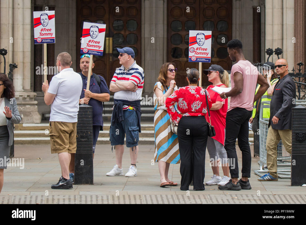 Les partisans de l'ancien leader de l'EDL Tommy Robinson, de son vrai nom Stephen Christopher Yaxley-Lennon, recueillir l'extérieur de la Cour royale de justice lorsqu'un recours contre les 13 mois d'emprisonnement pour outrage au tribunal est entendu. London, UK : l'atmosphère, d'où la vue : London, England, United Kingdom Quand : 18 Oct 2018 Credit : Wheatley/WENN Banque D'Images