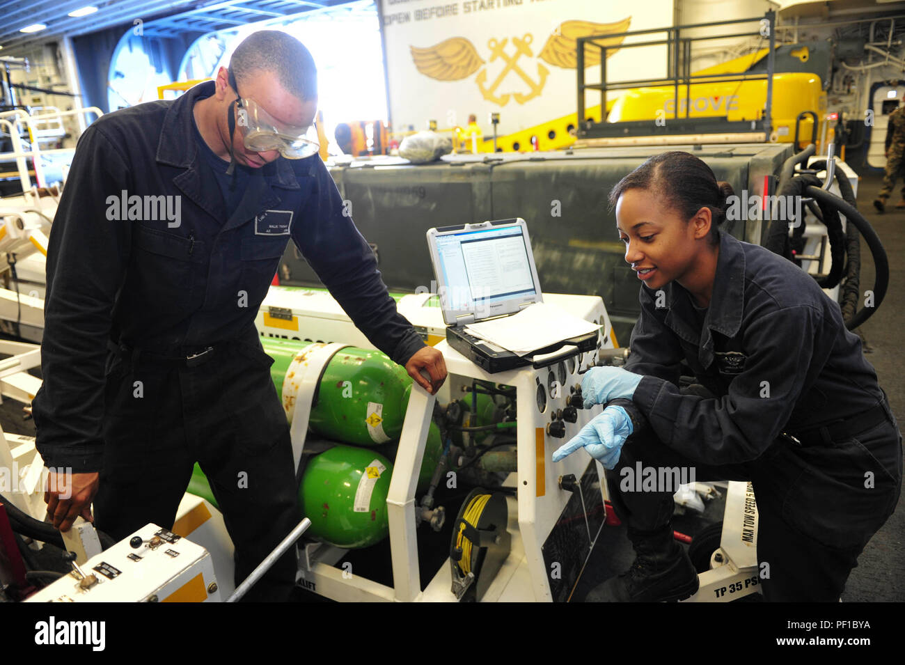 160222-N-D476-088 OCÉAN PACIFIQUE (fév. 22, 2016) Technicien d'équipement de soutien à l'aviation d'un membre Jamecia Shaw donne des instructions à l'appui de l'Aviation l'Aviateur de technicien d'équipement Malik Thomas lors d'un test de contamination hydraulique dans le crochet de Bay à bord de navire d'assaut amphibie USS Boxer (DG4). Plus de 4 500 marins et Marines du groupe amphibie Boxer et la 13e Marine Expeditionary Unit (13e MEU) ont entrepris de soutien la formation au large de la côte d'Hawaï en préparation dans les 5e et 7e secteurs d'opérations de la flotte (U. S. Navy photo de spécialiste de la communication de masse se Banque D'Images