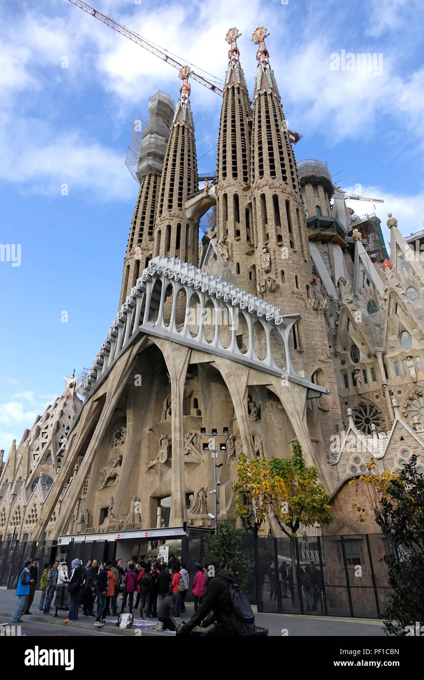 Pierre Détail architectural extérieur de la Basilique de la Sagrada Família à Barcelone Espagne une tour encore en construction Banque D'Images