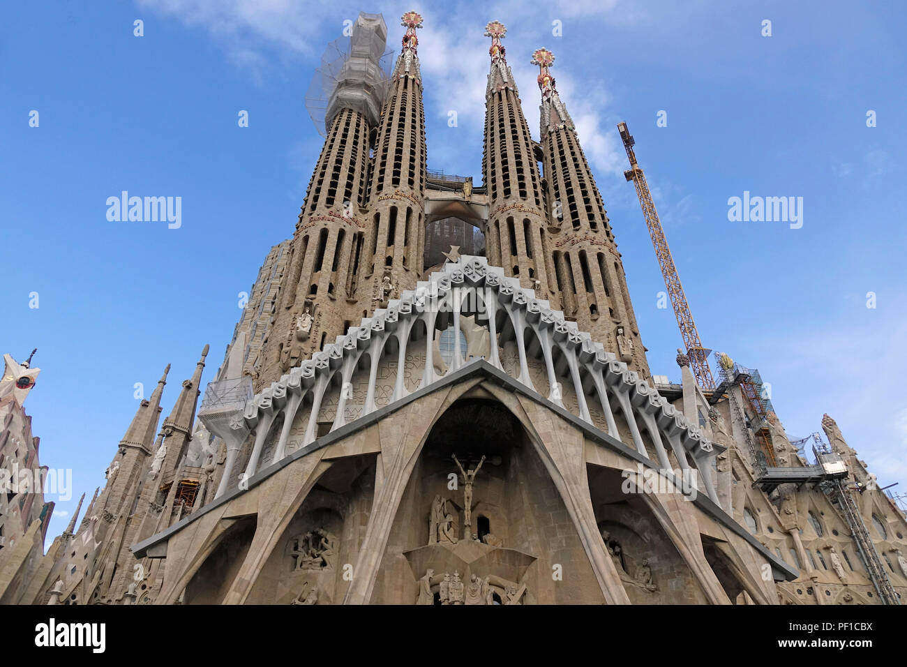 Pierre Détail architectural extérieur de la Basilique de la Sagrada Família à Barcelone Espagne une tour encore en construction Banque D'Images