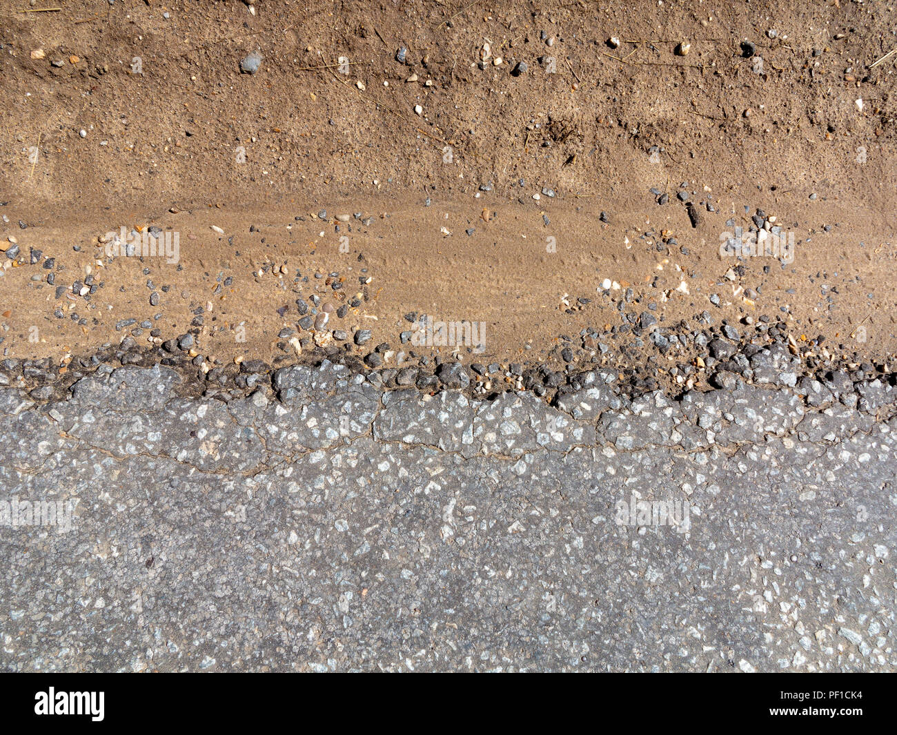 Close up de la section de la route goudronnée se décomposant en bord du sol Banque D'Images