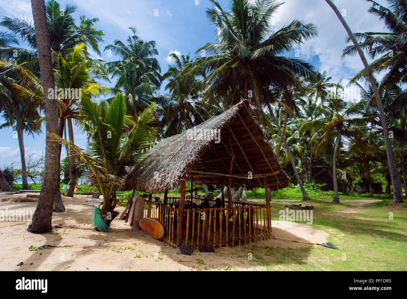 La tresse de maison à louer des planches de surf. Akurava beach, le Sri Lanka, le 3 juin 2016 Banque D'Images