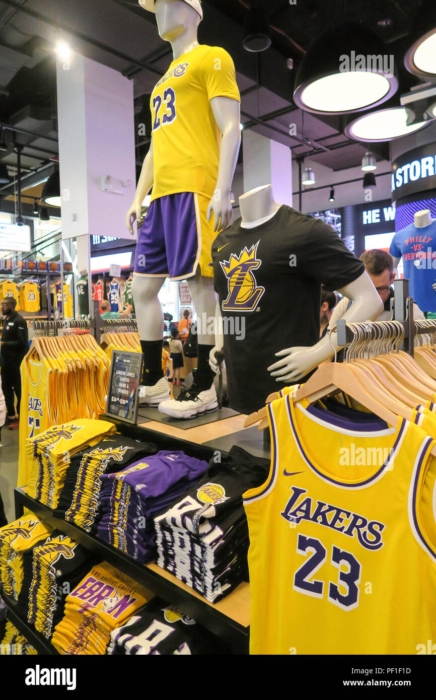 Lebron James et des marchandises de marque Lakers au NBA Store on Fifth Avenue, New York, USA Banque D'Images