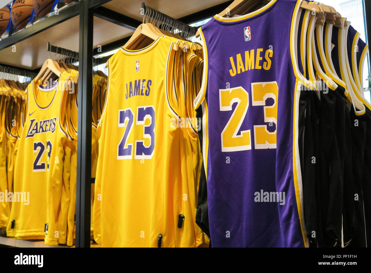 LeBron James et Lakers Branded Merchandise au magasin phare de la NBA, 545 Fifth Avenue, New York, États-Unis Banque D'Images