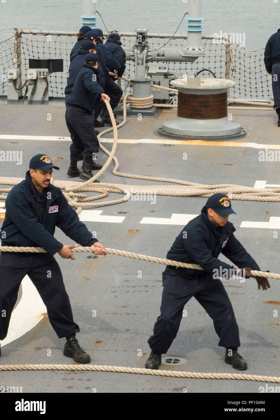 160229-N-GW139-028 Yokosuka, Japon (fév. 29, 2016) - Les marins à bord de la classe Arleigh Burke destroyer lance-missiles USS Fitzgerald (DDG 62) autour de la préparation des lignes pour le départ. Fitzgerald est l'avant ont été déployés dans la zone de responsabilité de la 7ème flotte. (U.S. Photo par marine Spécialiste de la communication de masse Eric 3e classe/batardeaux) Parution Banque D'Images